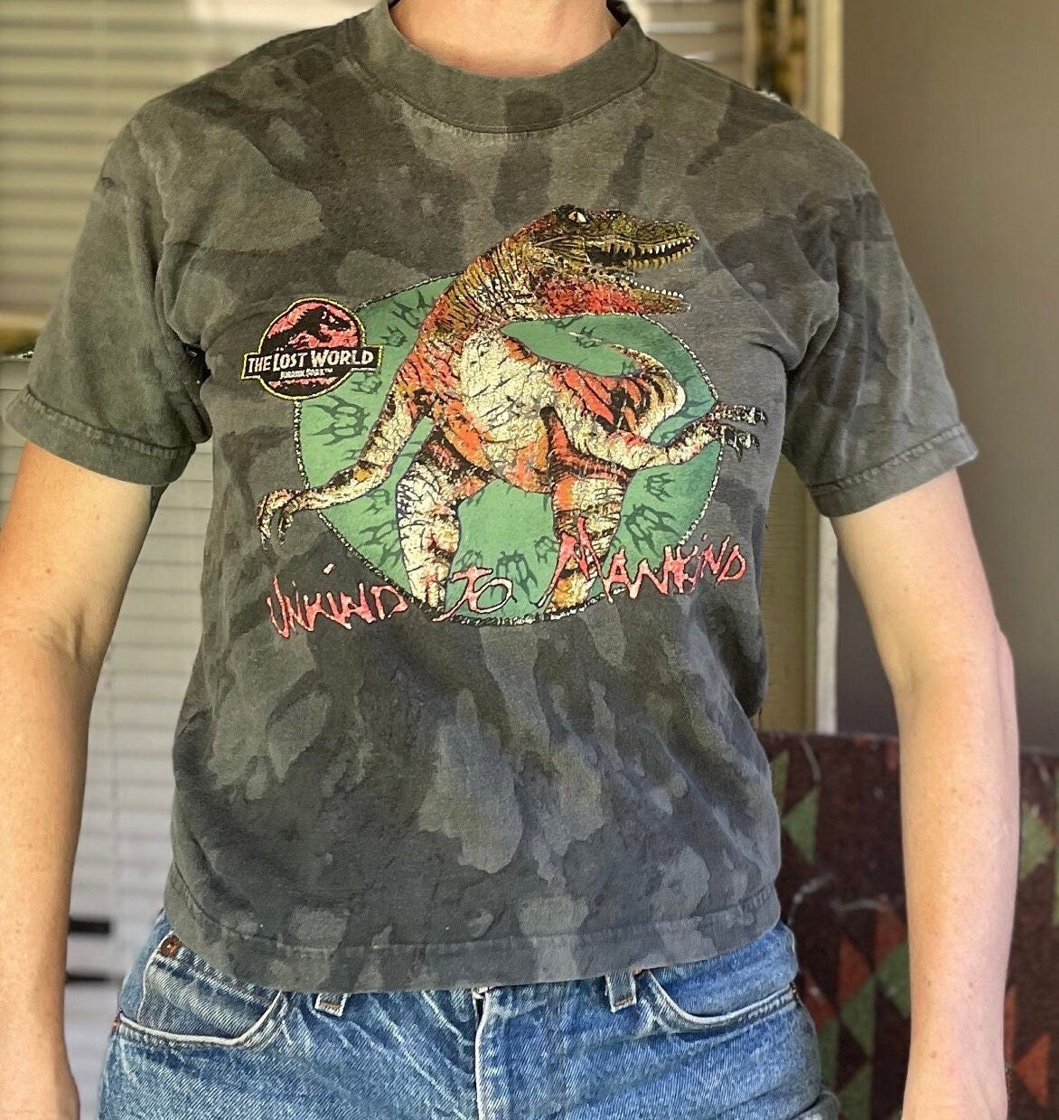 vtg 90s JURASSIC PARK OFFICIAL Shirt // vintage t rex dinosaur crop top youth large fitted tee  movie promo steven spielberg the lost world