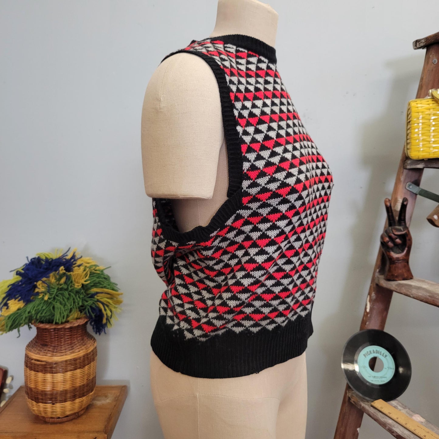 vtg 70s PATTERNED SWEATER VEST // vintage susan ess medium geometric print red black cute cropped sweater mod retro roller disco tv pop art