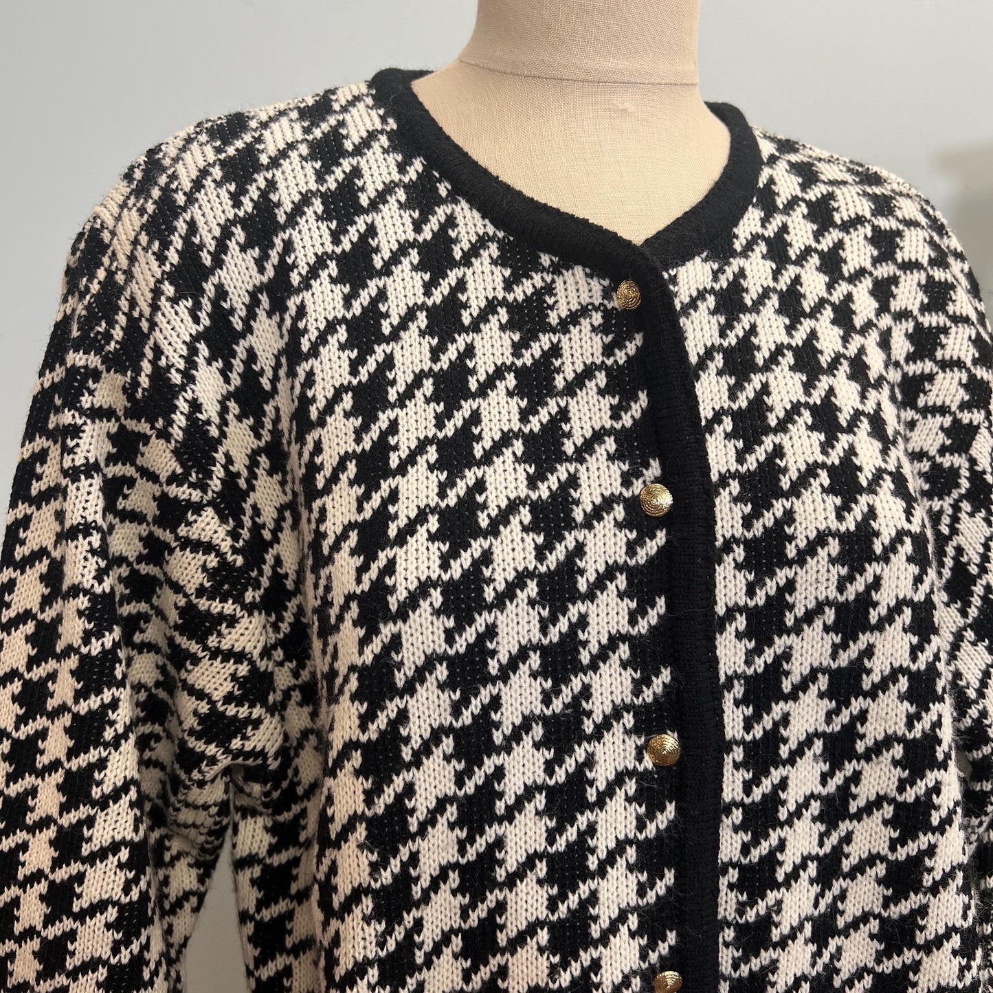 vtg 80s HOUNDSTOOTH SWEATER CARDIGAN // vintage crystal kobe large checkered button up black & white mod preppy grunge style autumn vibes