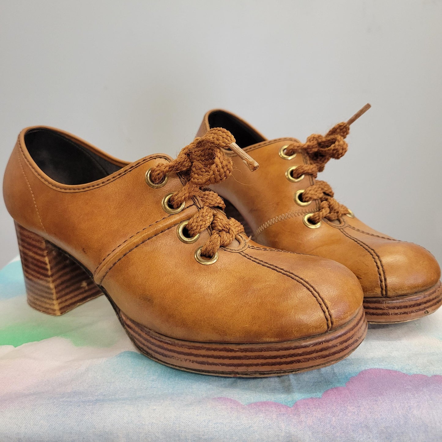 vtg 70s BROWN WOOD PLATFORMS // vintage beige leather stacked platform heels mod hippie disco boogie shoes autumn fall retro chunky heels