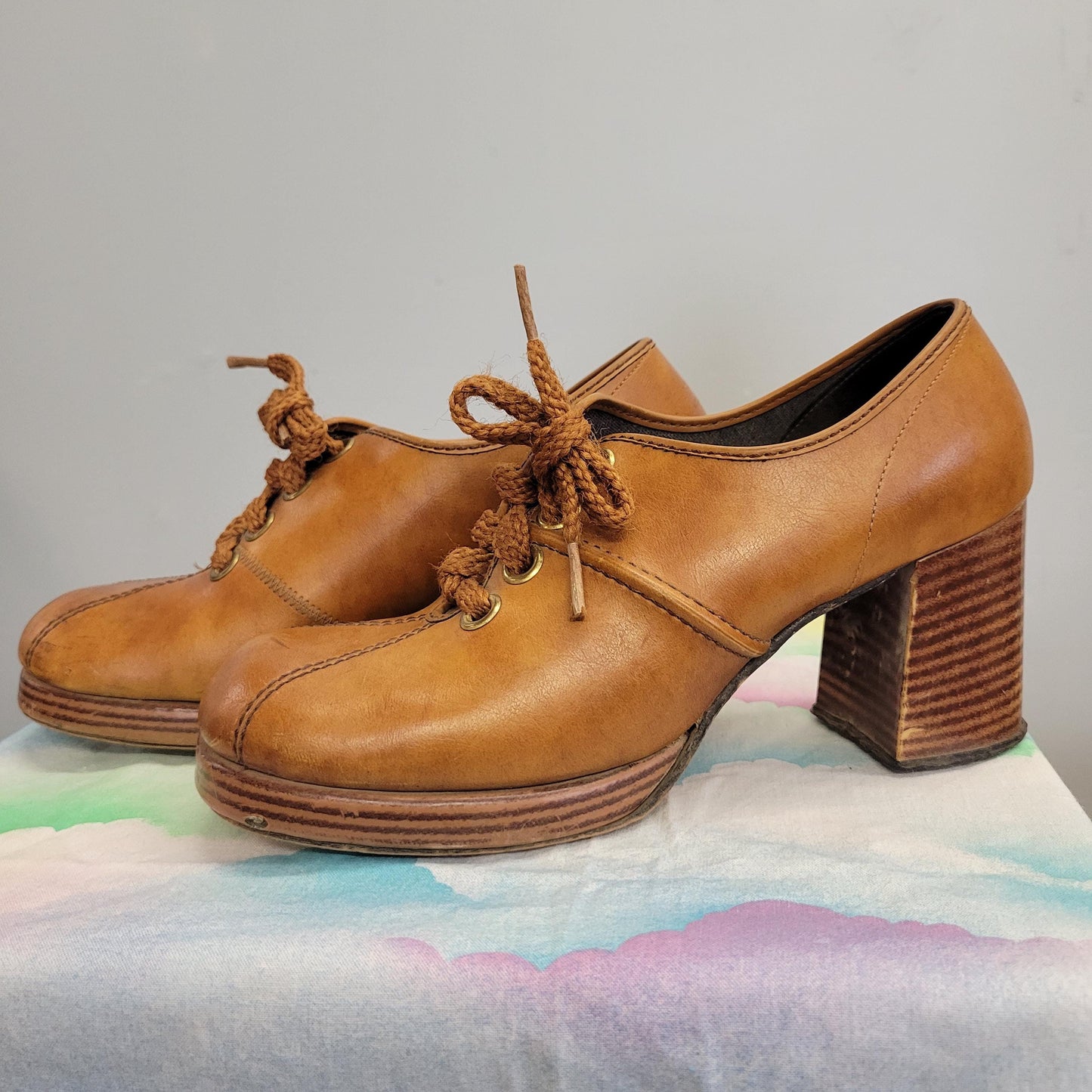vtg 70s BROWN WOOD PLATFORMS // vintage beige leather stacked platform heels mod hippie disco boogie shoes autumn fall retro chunky heels