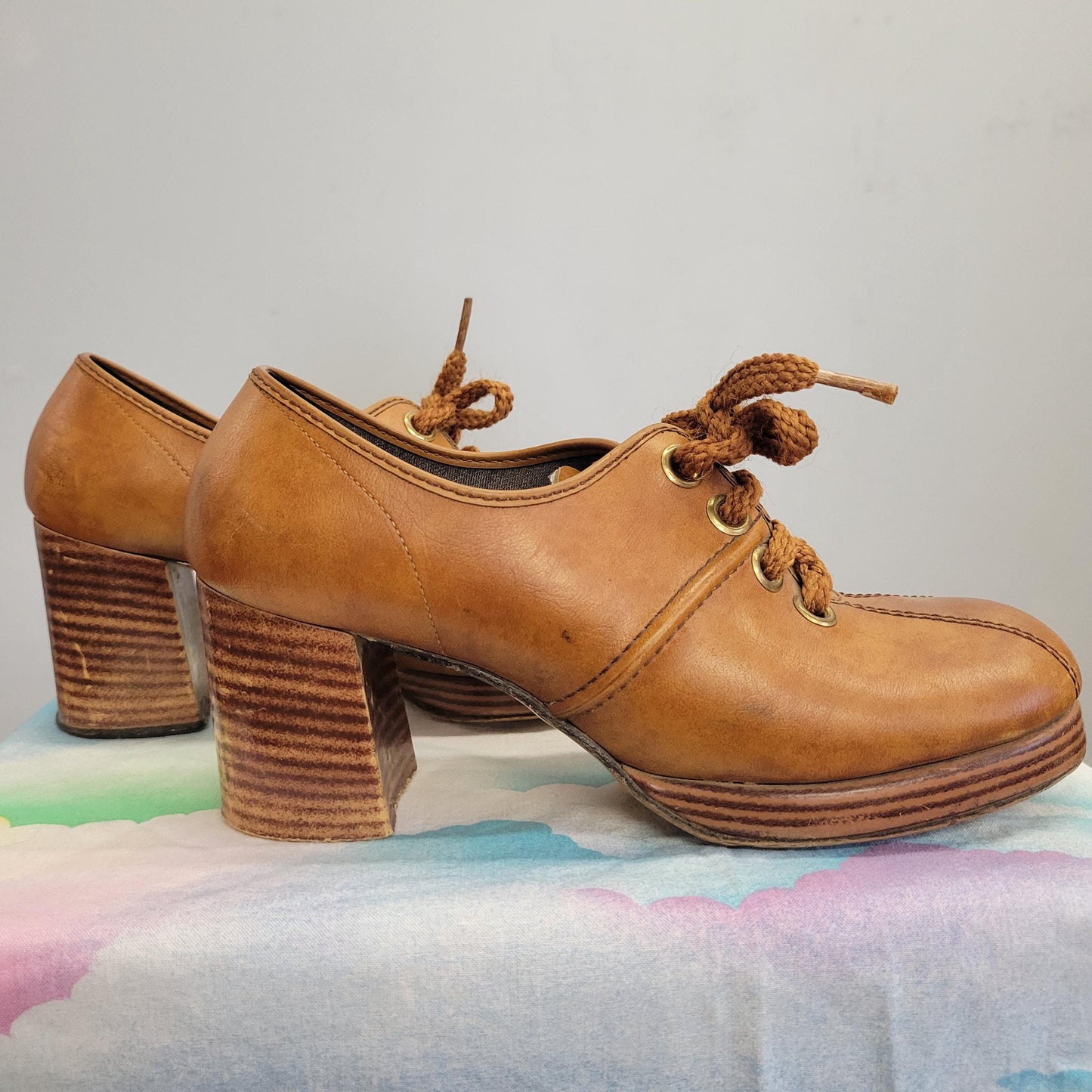 vtg 70s BROWN WOOD PLATFORMS // vintage beige leather stacked platform heels mod hippie disco boogie shoes autumn fall retro chunky heels