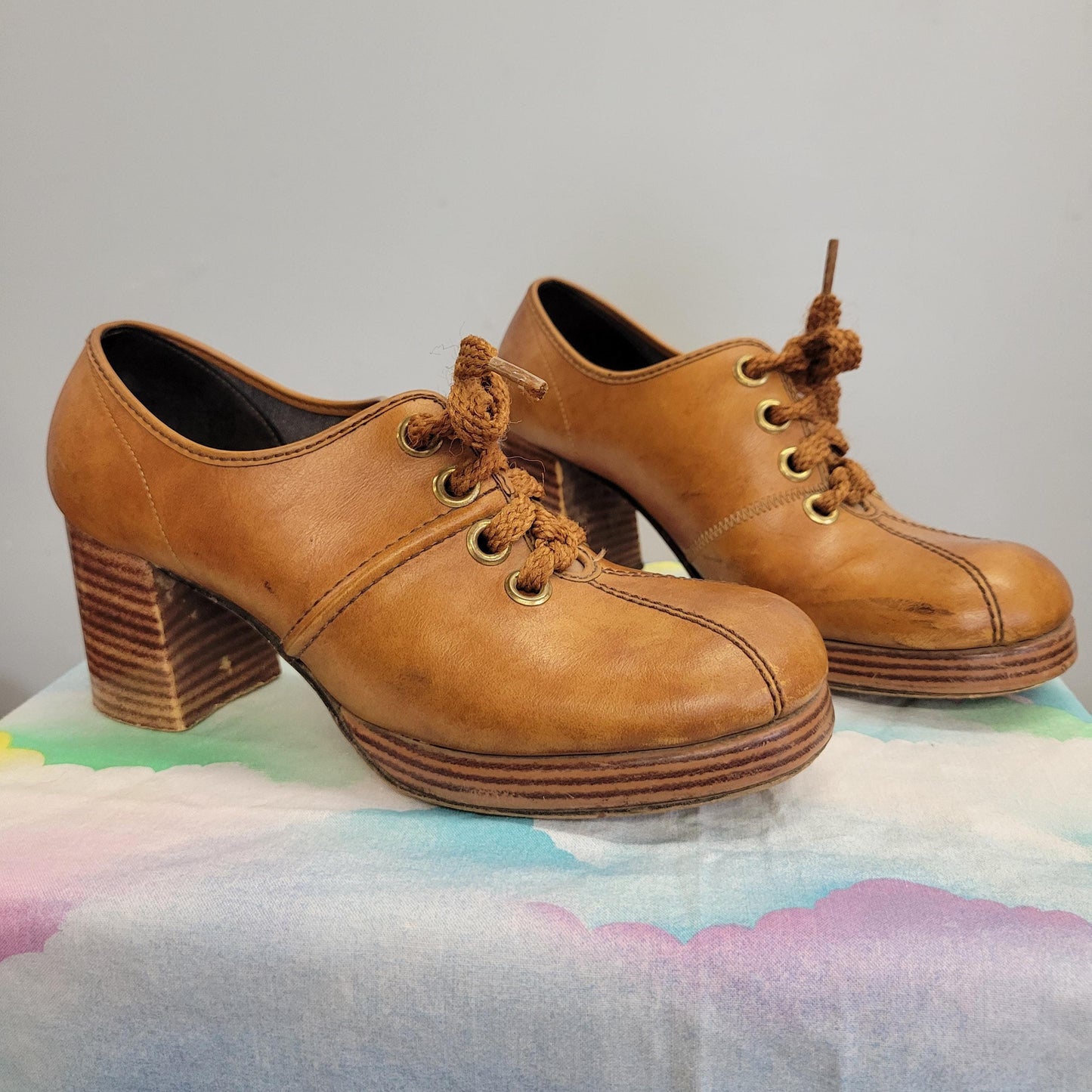 vtg 70s BROWN WOOD PLATFORMS // vintage beige leather stacked platform heels mod hippie disco boogie shoes autumn fall retro chunky heels