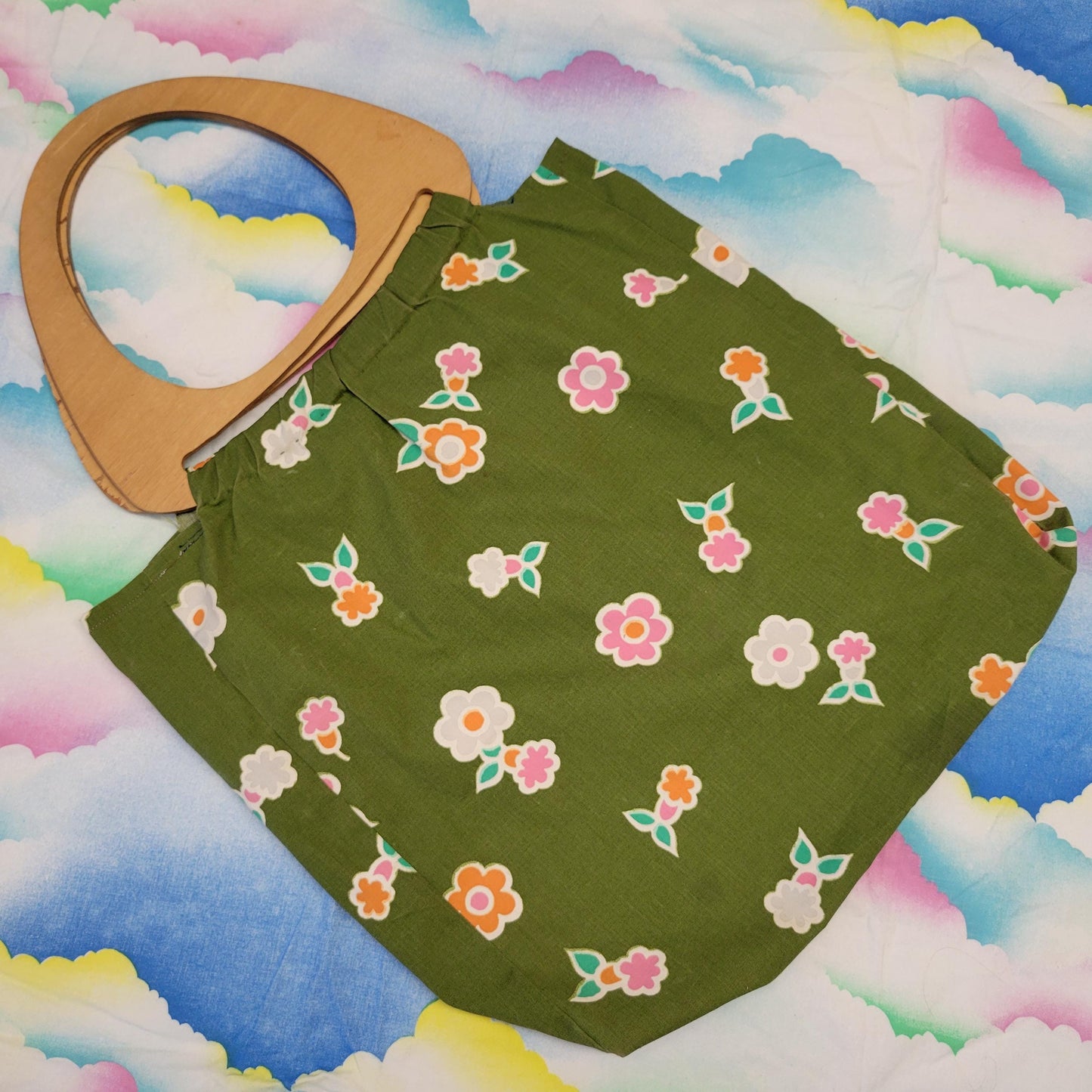 vtg 70s LARGE FLORAL PURSE // vintage green pink flowers wooden top handle boho hippie retro fabric bag cute autumn vibes flower power 60s
