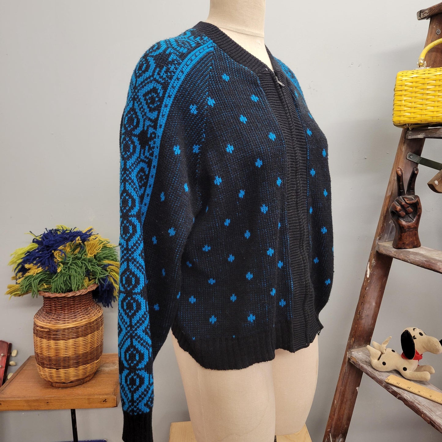 vtg 60s SEARS PATTERNED ZIP Up // vintage large seears sportswear black and blue abstract sleeve cross pattern warm ribbed wool ski cardigan