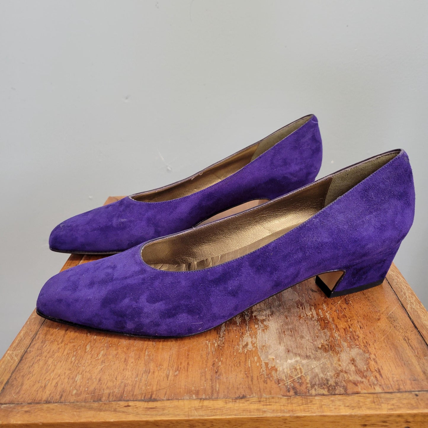 vtg 80s PURPLE SUEDE HEELS // vintage size 9 womens chunky heel amethyst jewel tones cute casual low kitten heel casual autumn party date