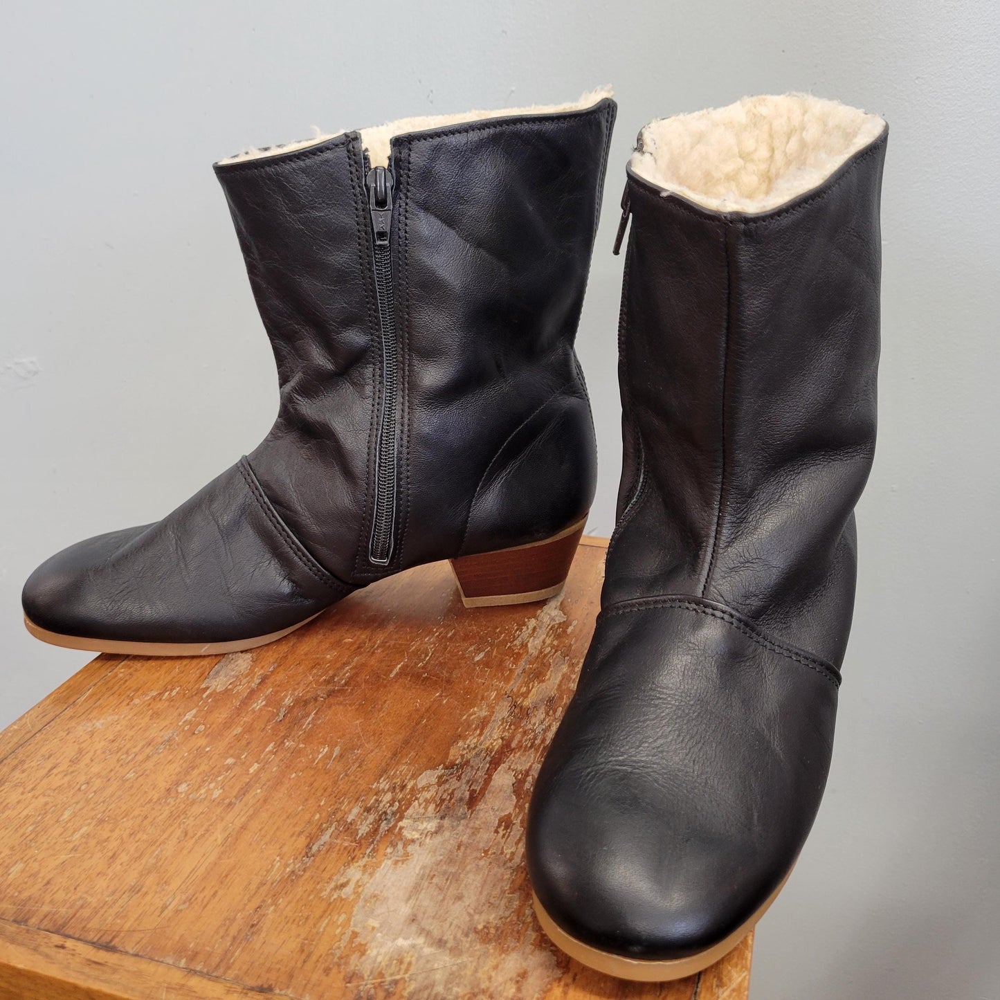 vtg 70s LEATHER SHERPA BOOTS // vintage union made size 8 women’s usa sleek sophisticated chunky winter ankle boot