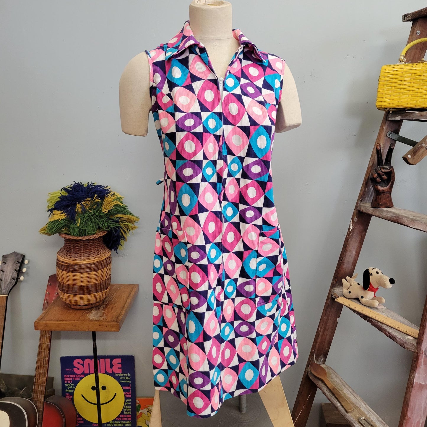 vtg 60s MOD OP ART Dress // vintage komar geometric pink white retro space age psychedelic mini shift dress zip up collar autumn fashion