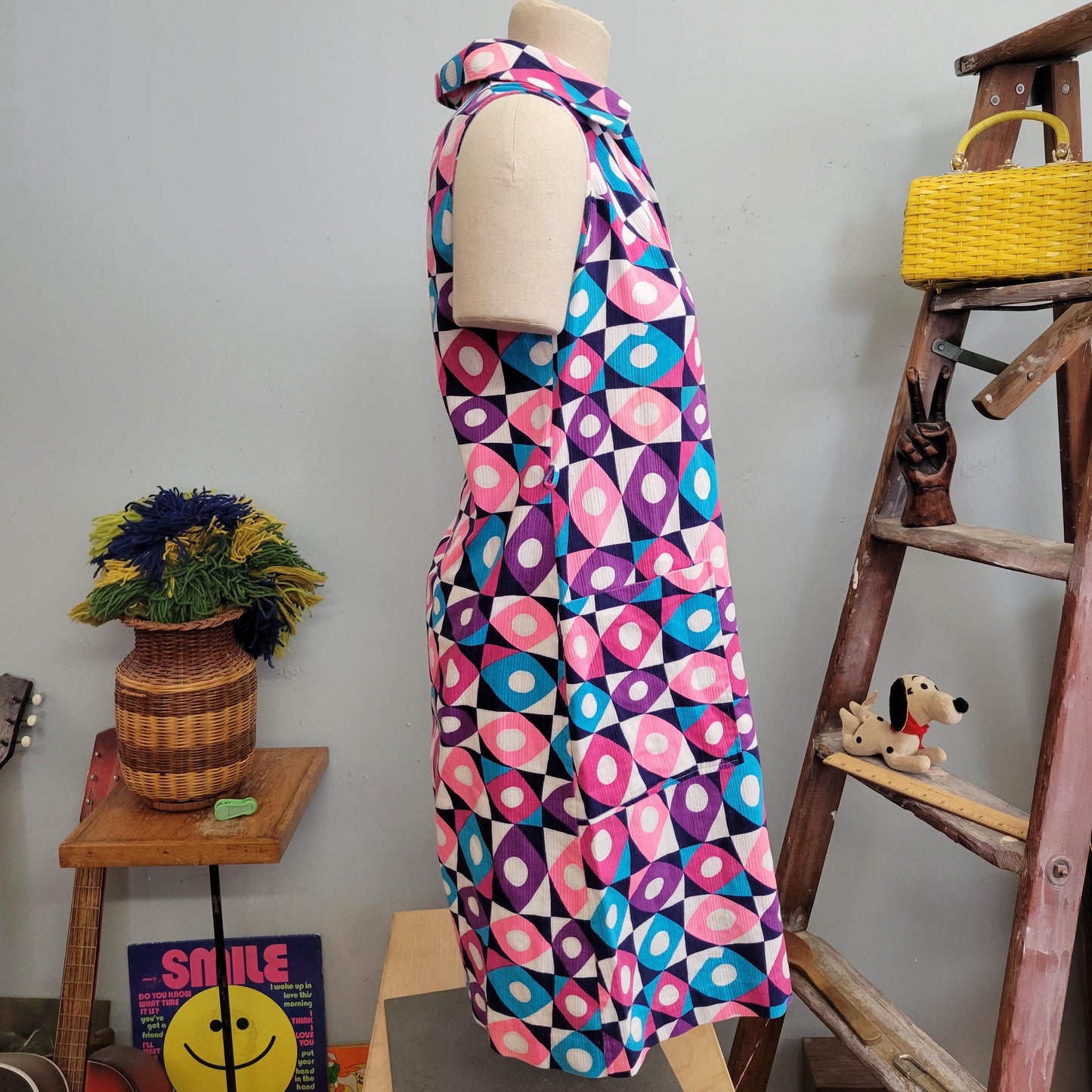 vtg 60s MOD OP ART Dress // vintage komar geometric pink white retro space age psychedelic mini shift dress zip up collar autumn fashion