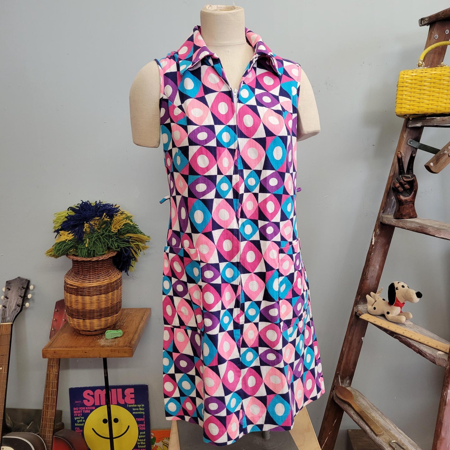 vtg 60s MOD OP ART Dress // vintage komar geometric pink white retro space age psychedelic mini shift dress zip up collar autumn fashion