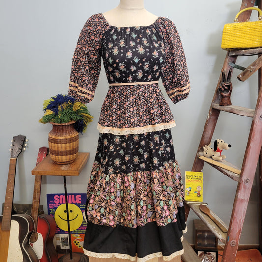 vtg 70s FLORAL PRAIRIE DRESS // vintage gunne style small womens floral calico prairie tiered lace ruffle trim belted puffed sleeve hippie