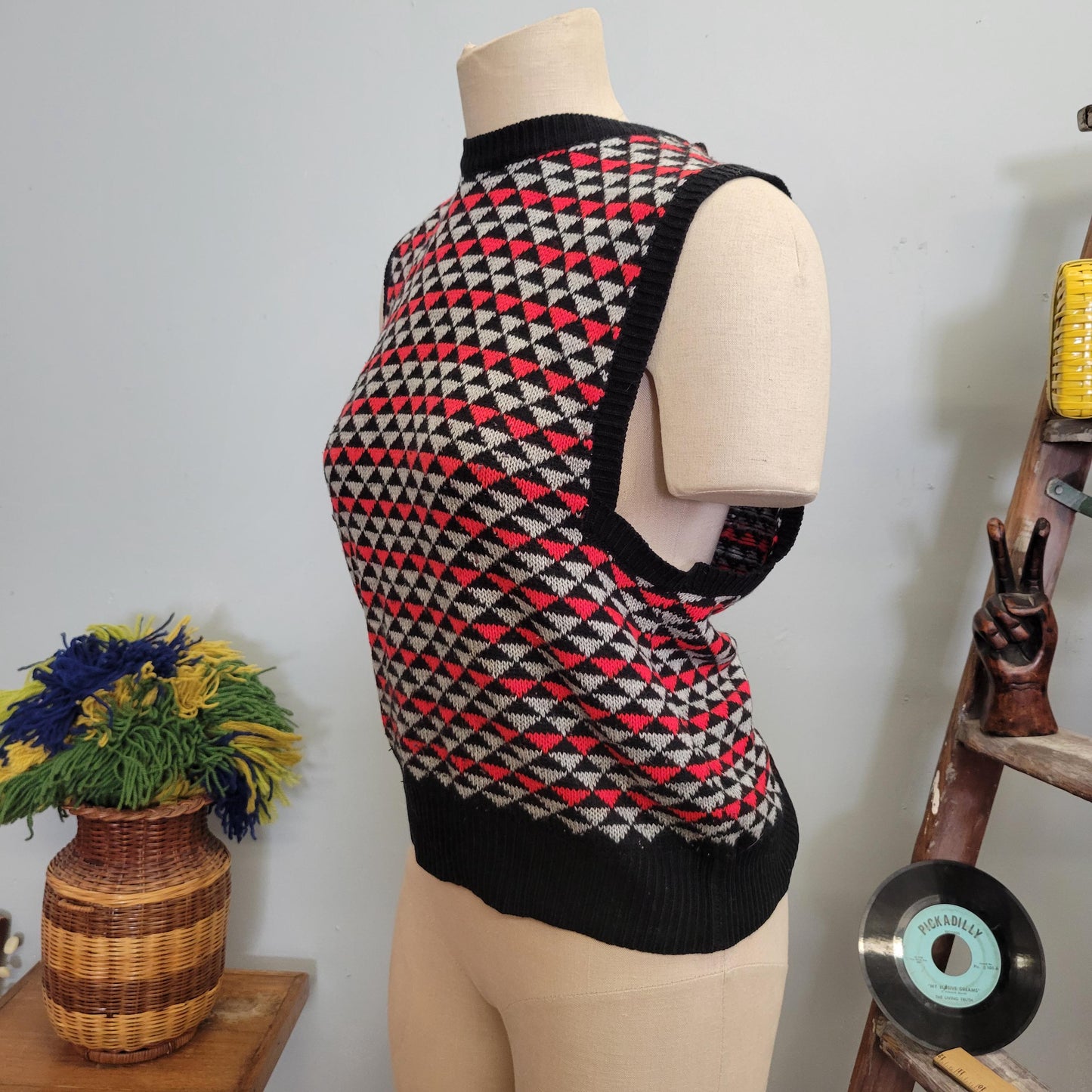 vtg 70s PATTERNED SWEATER VEST // vintage susan ess medium geometric print red black cute cropped sweater mod retro roller disco tv pop art