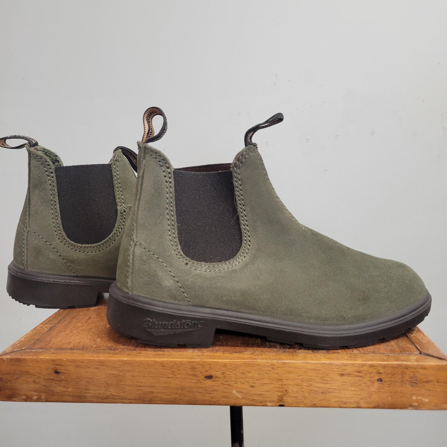 vtg 90s GREEN BLUNDSTONE BOOTS // vintage australia size 1 big kids age 9/10 sage green nib chelsea boot autumn winter stylish ankle boots