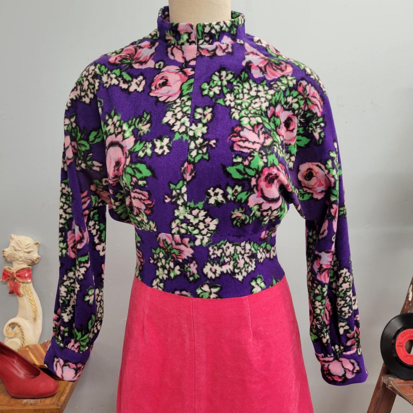 vtg 70s SOFT FLORAL DRESS // vintage bat wing sleeve women’s medium floral pattern fleece autumn tones sweater dress retro hippie mod funky