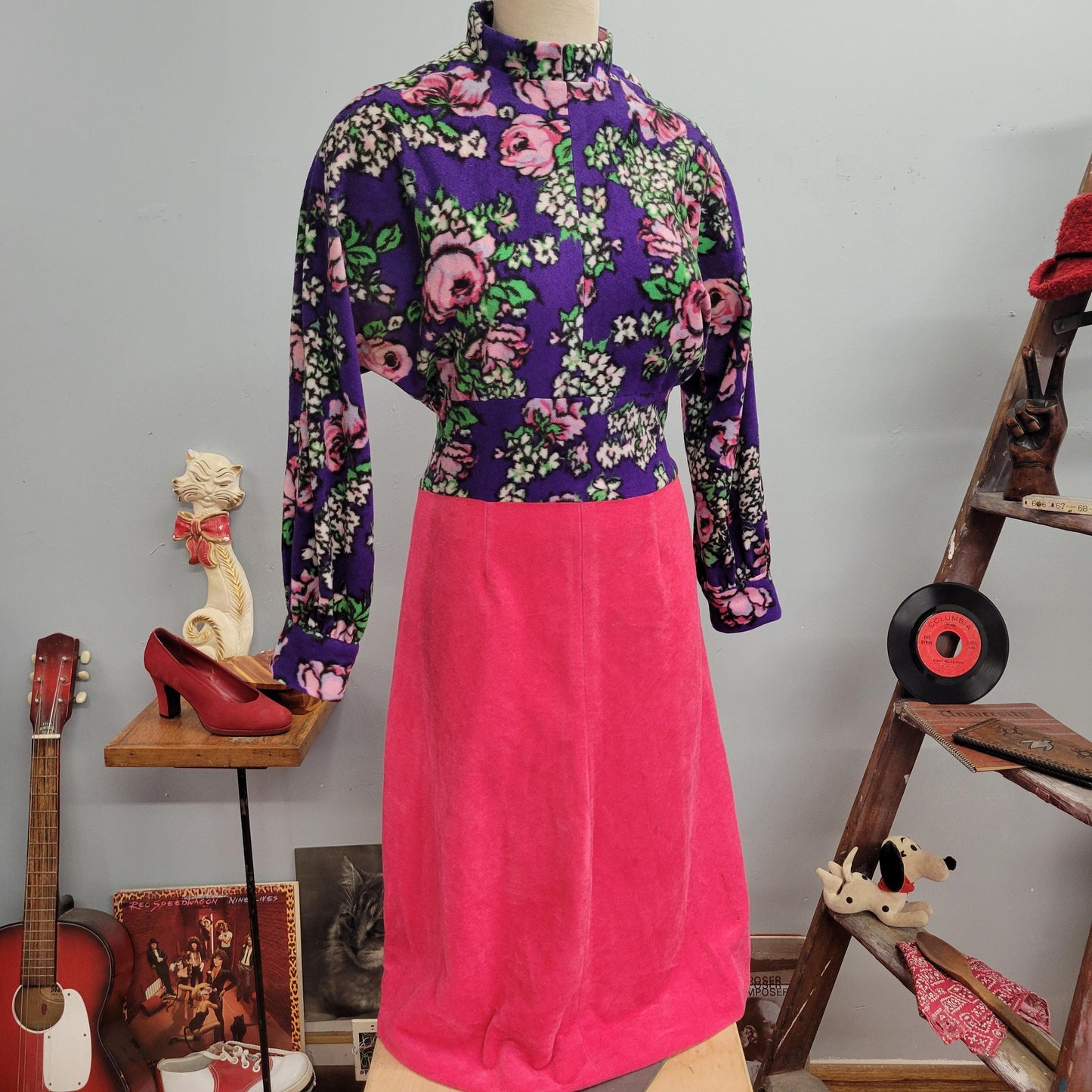 vtg 70s SOFT FLORAL DRESS // vintage bat wing sleeve women’s medium floral pattern fleece autumn tones sweater dress retro hippie mod funky