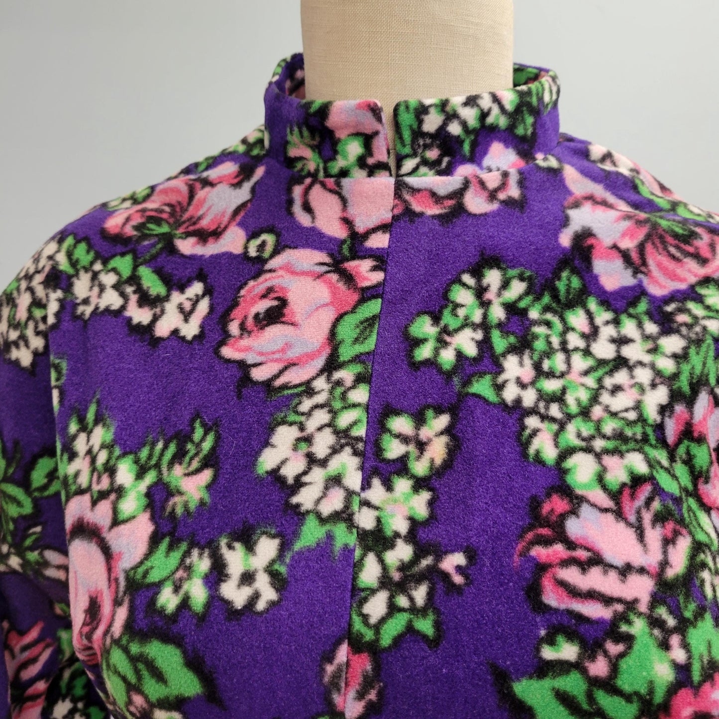 vtg 70s SOFT FLORAL DRESS // vintage bat wing sleeve women’s medium floral pattern fleece autumn tones sweater dress retro hippie mod funky