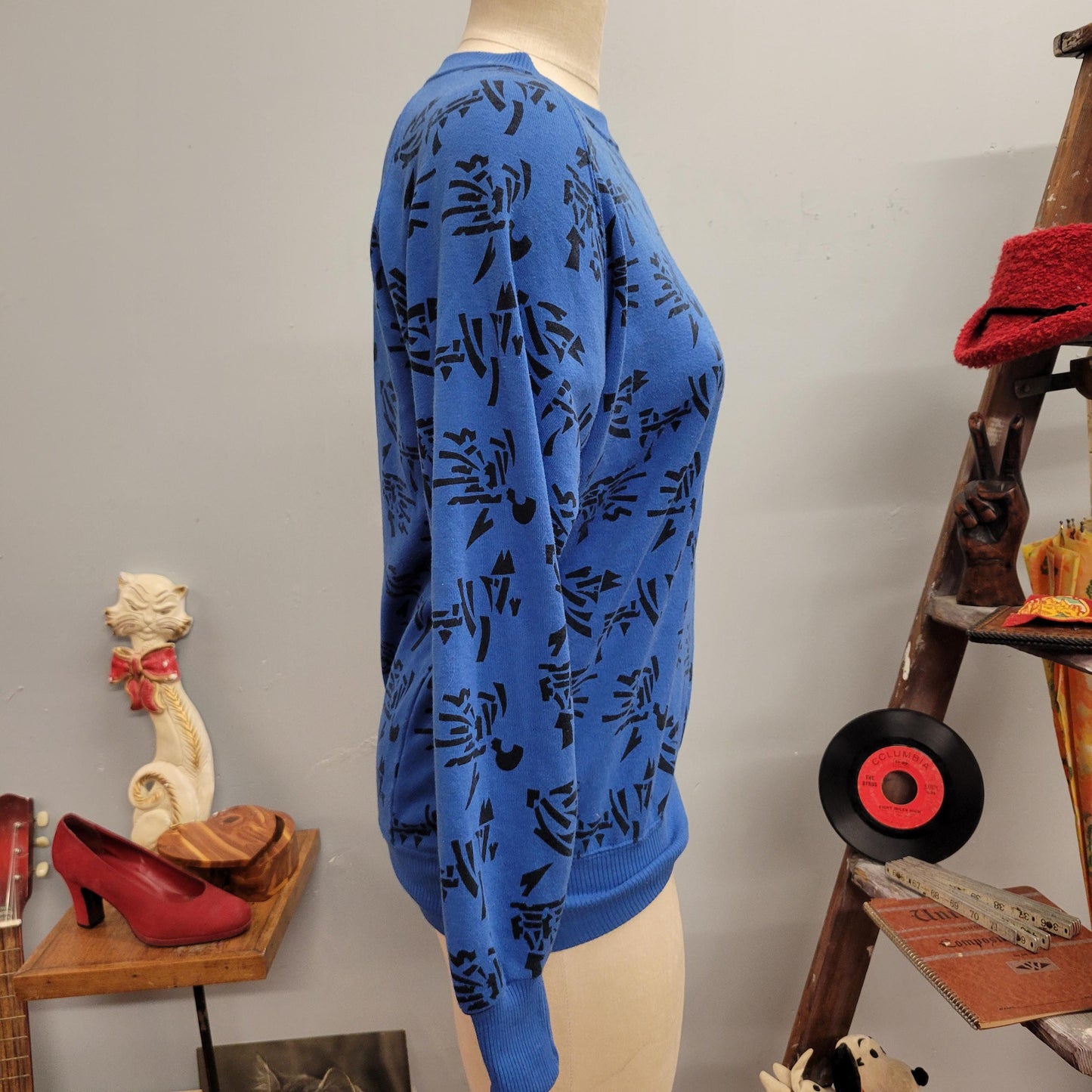 vtg 80s BLUE PATTERNED SWEATSHIRT // vintage funky crewneck