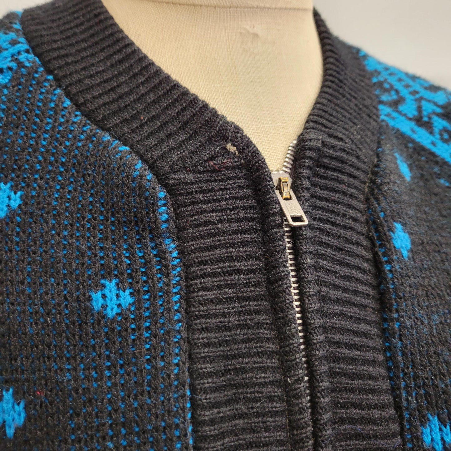 vtg 60s SEARS PATTERNED ZIP Up // vintage large seears sportswear black and blue abstract sleeve cross pattern warm ribbed wool ski cardigan