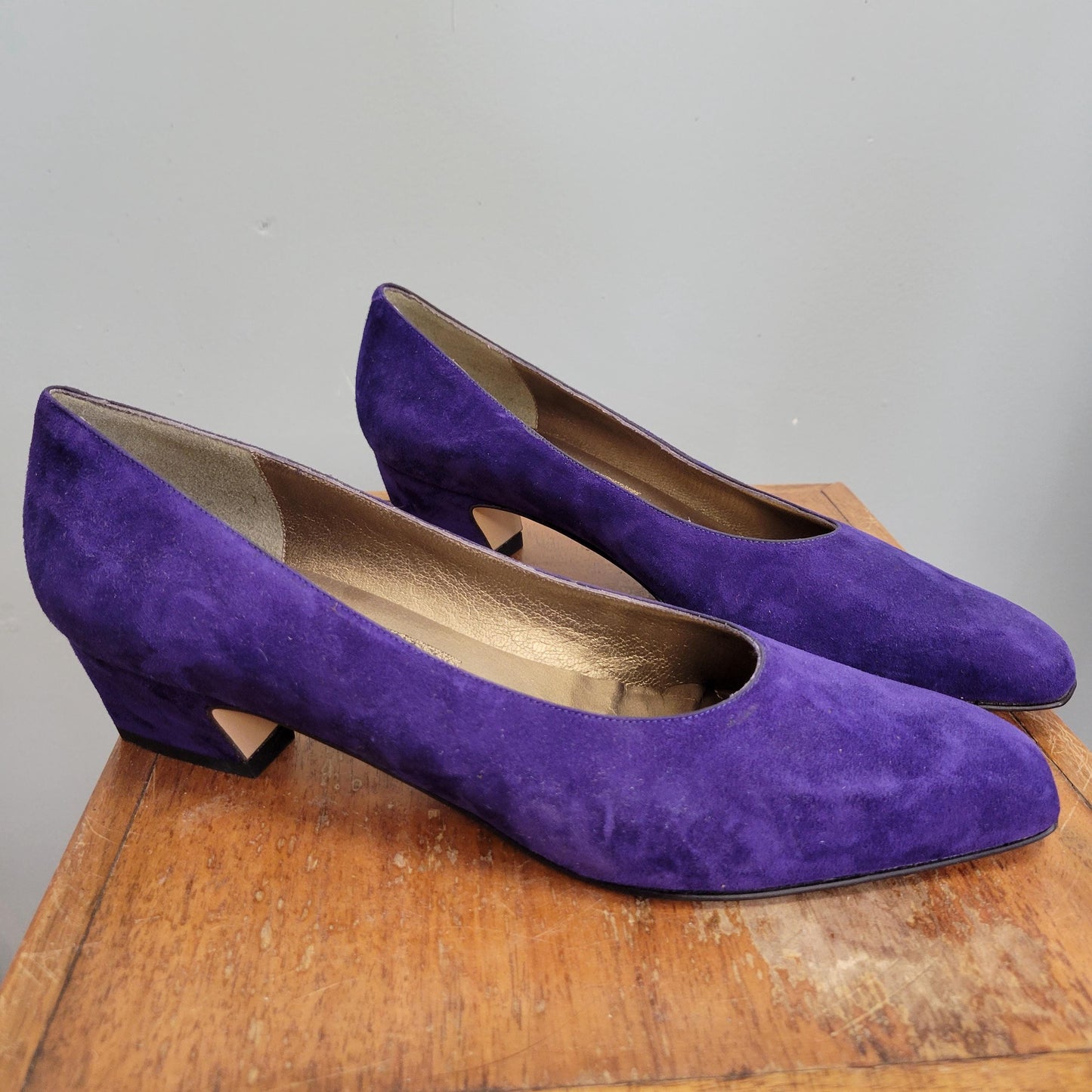 vtg 80s PURPLE SUEDE HEELS // vintage size 9 womens chunky heel amethyst jewel tones cute casual low kitten heel casual autumn party date