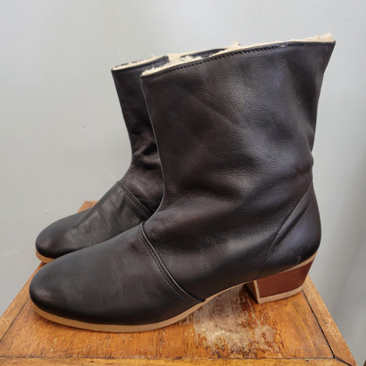 vtg 70s LEATHER SHERPA BOOTS // vintage union made size 8 women’s usa sleek sophisticated chunky winter ankle boot