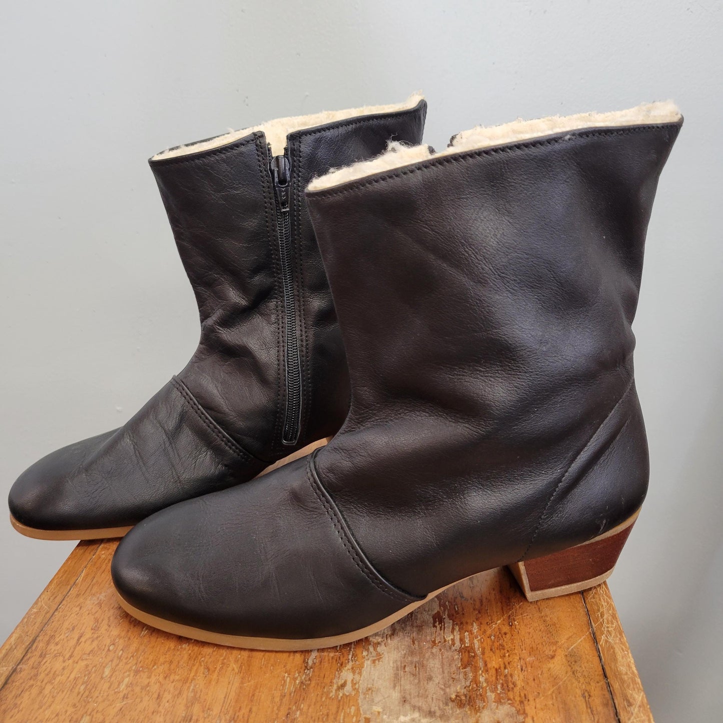 vtg 70s LEATHER SHERPA BOOTS // vintage union made size 8 women’s usa sleek sophisticated chunky winter ankle boot