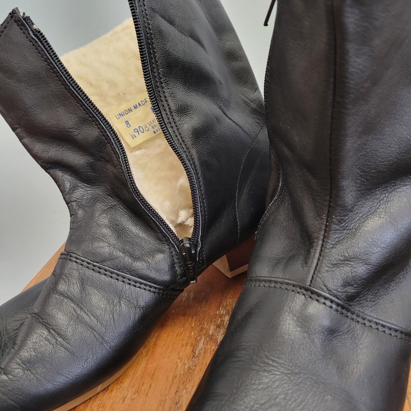 vtg 70s LEATHER SHERPA BOOTS // vintage union made size 8 women’s usa sleek sophisticated chunky winter ankle boot