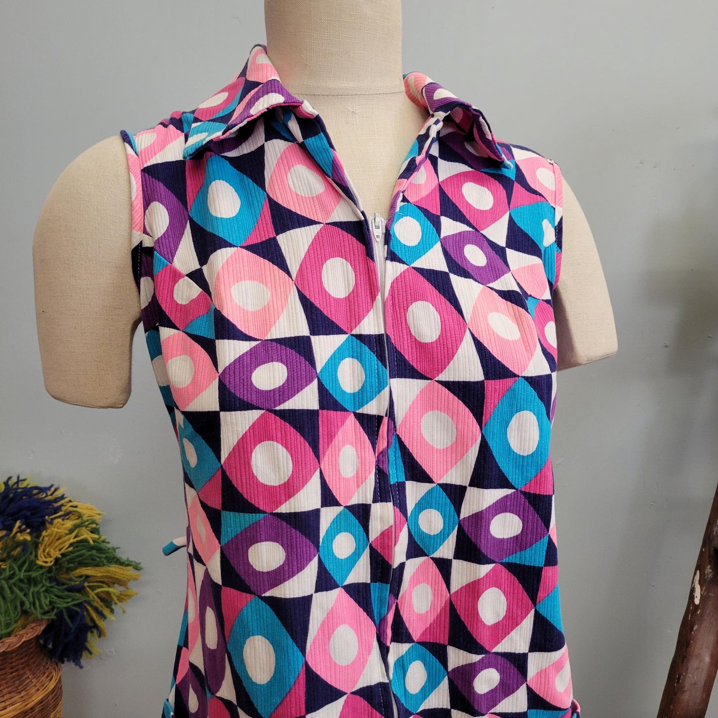 vtg 60s MOD OP ART Dress // vintage komar geometric pink white retro space age psychedelic mini shift dress zip up collar autumn fashion