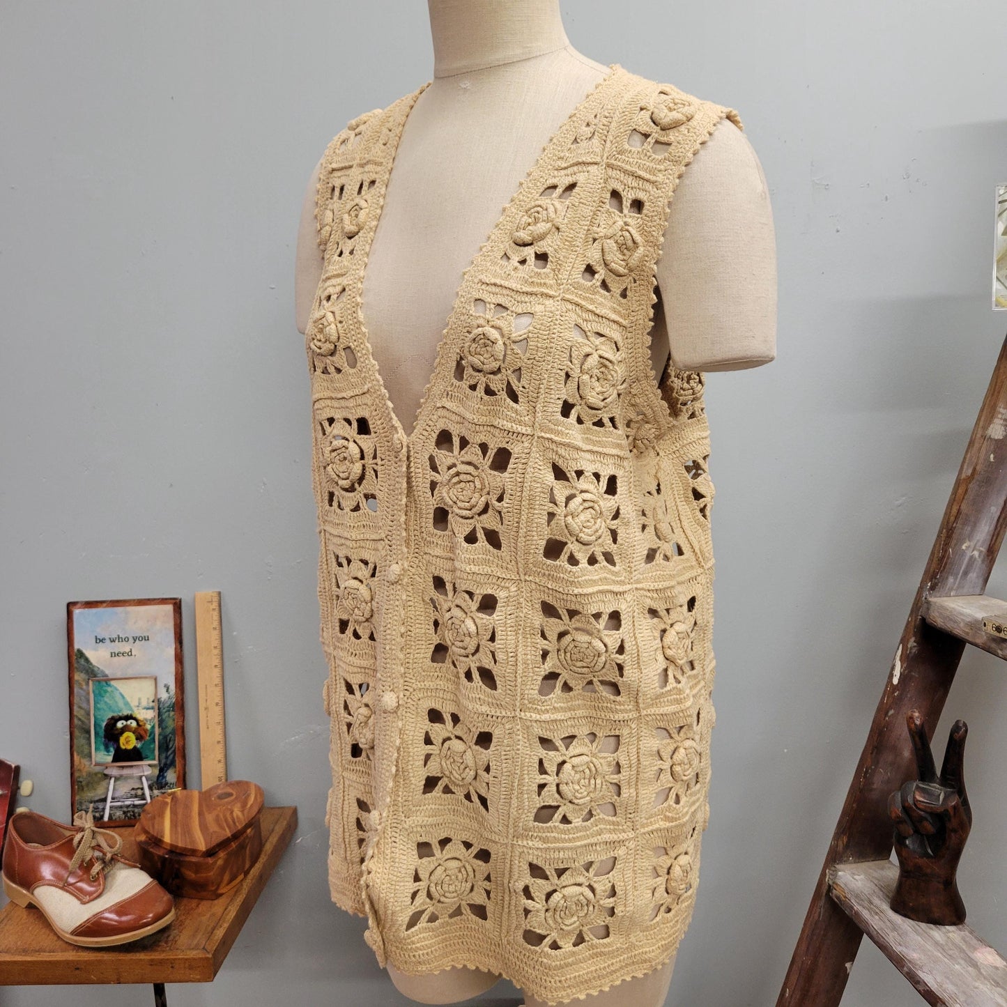 vtg 70s KNIT AFGHAN VEST // vintage crochet sweater womens large granny square neutral tones ivory white hippie boho retro autumn layers top