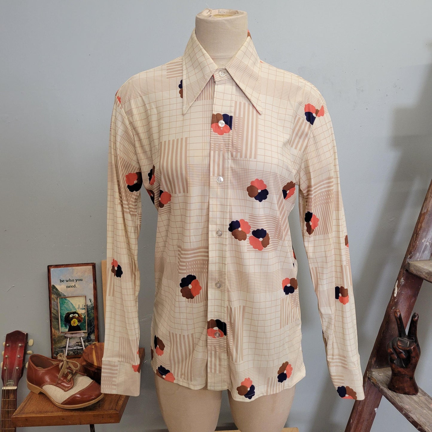 vtg 70s SILKY FLORAL BUTTONDOWN // vintage montgomery ward medium womens retro fall pop art flowers pointy collar disco hippie style blouse