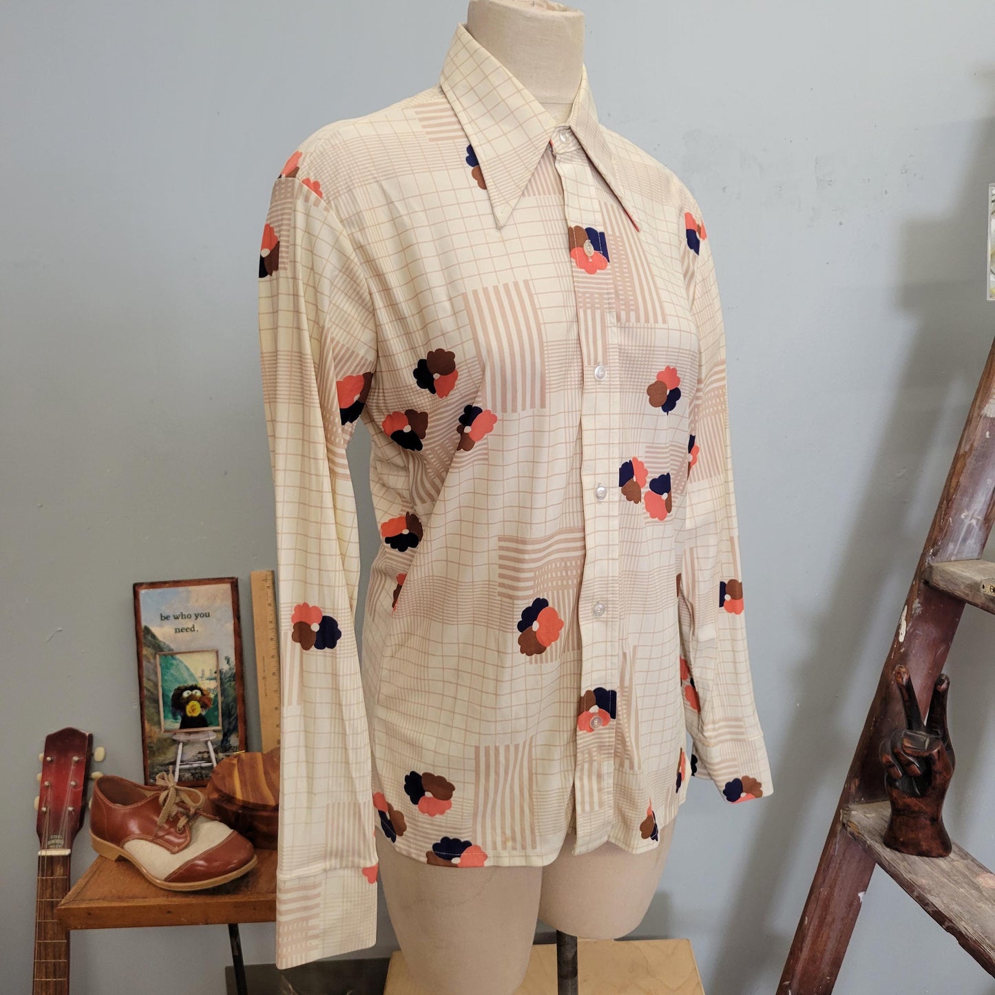 vtg 70s SILKY FLORAL BUTTONDOWN // vintage montgomery ward medium womens retro fall pop art flowers pointy collar disco hippie style blouse