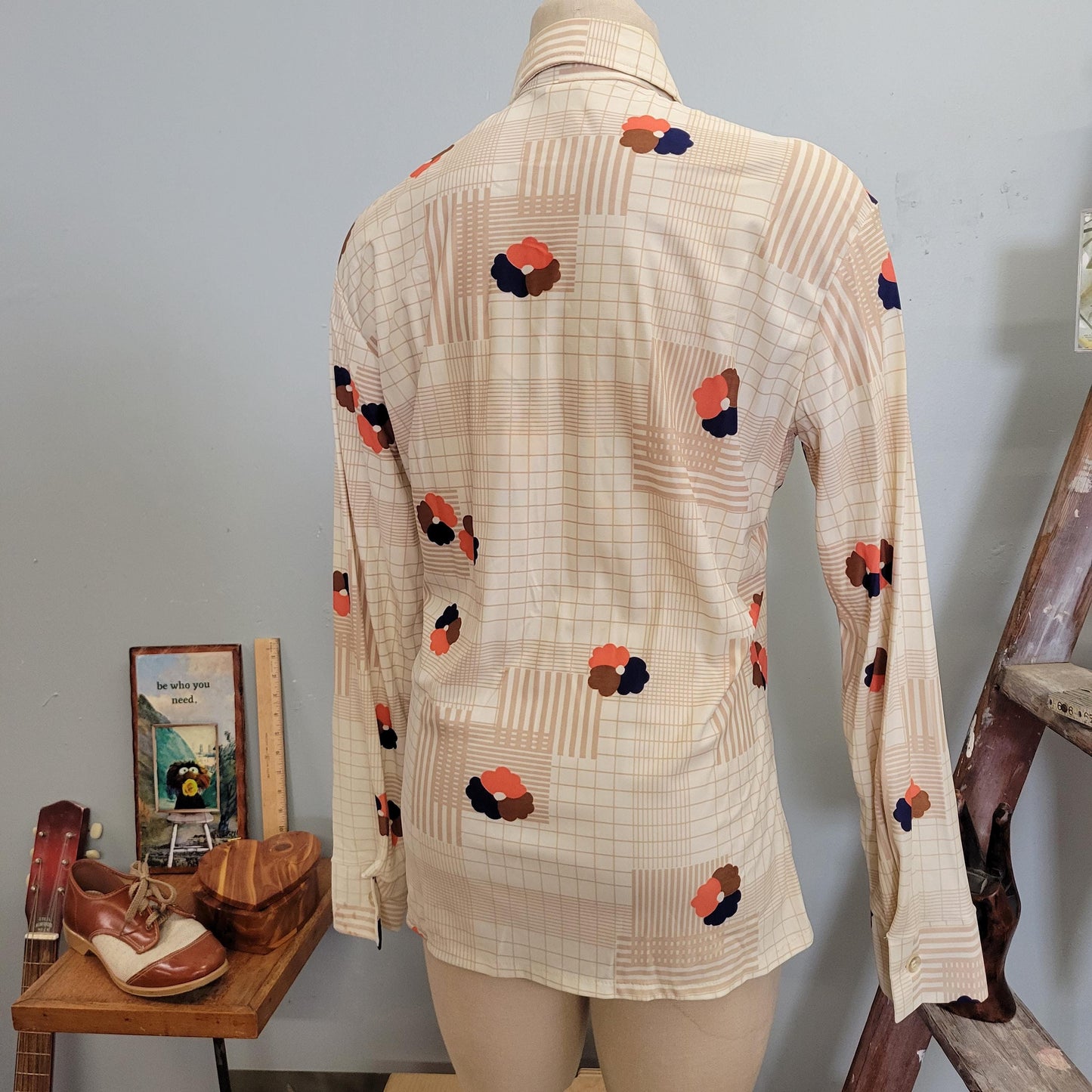 vtg 70s SILKY FLORAL BUTTONDOWN // vintage montgomery ward medium womens retro fall pop art flowers pointy collar disco hippie style blouse