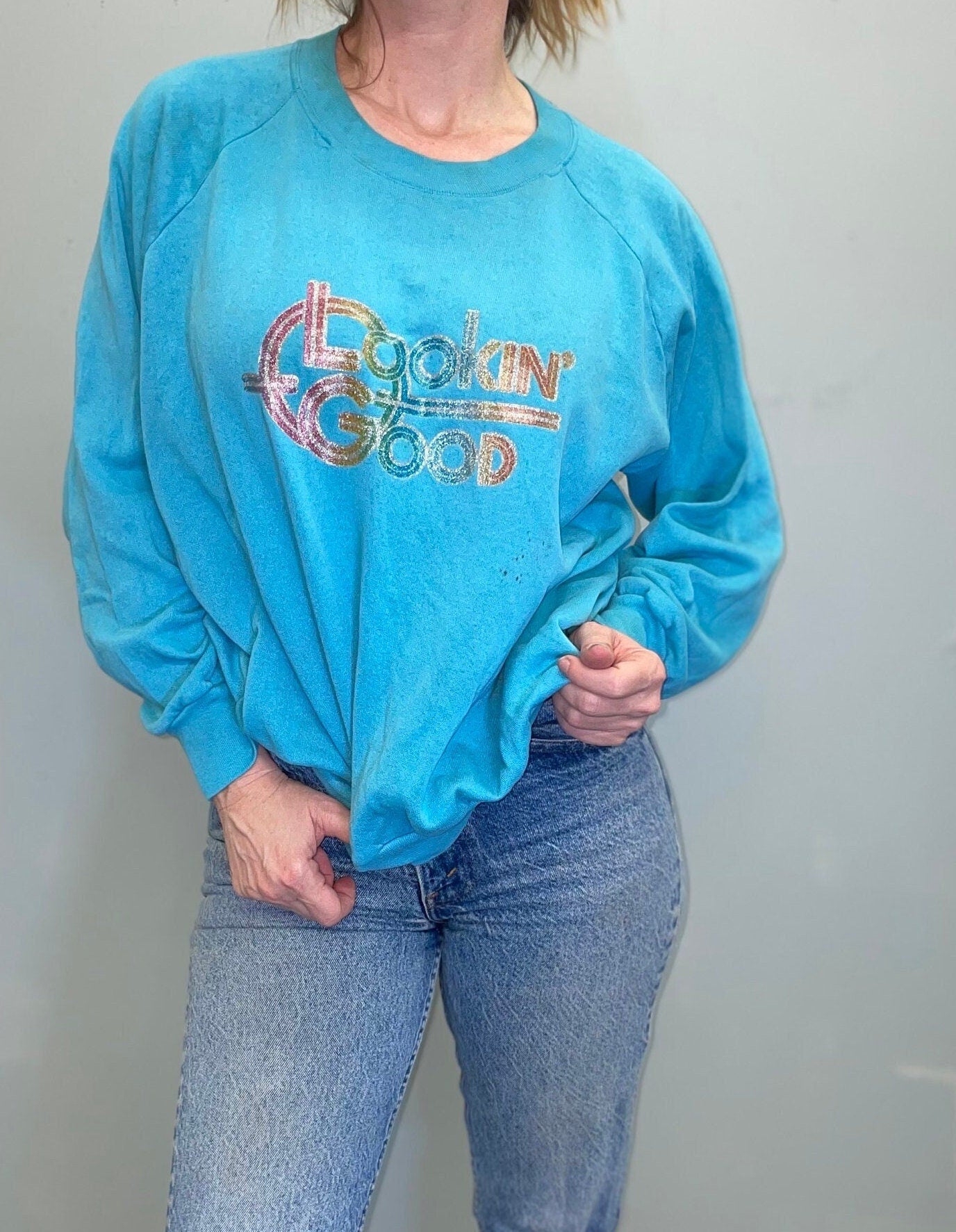 vtg 70s LOOKING GOOD SWEATSHIRT // vintage rainbow retro sparkle Iron on distressed thin blue  sticker funny saying ironic pms baggy shirt