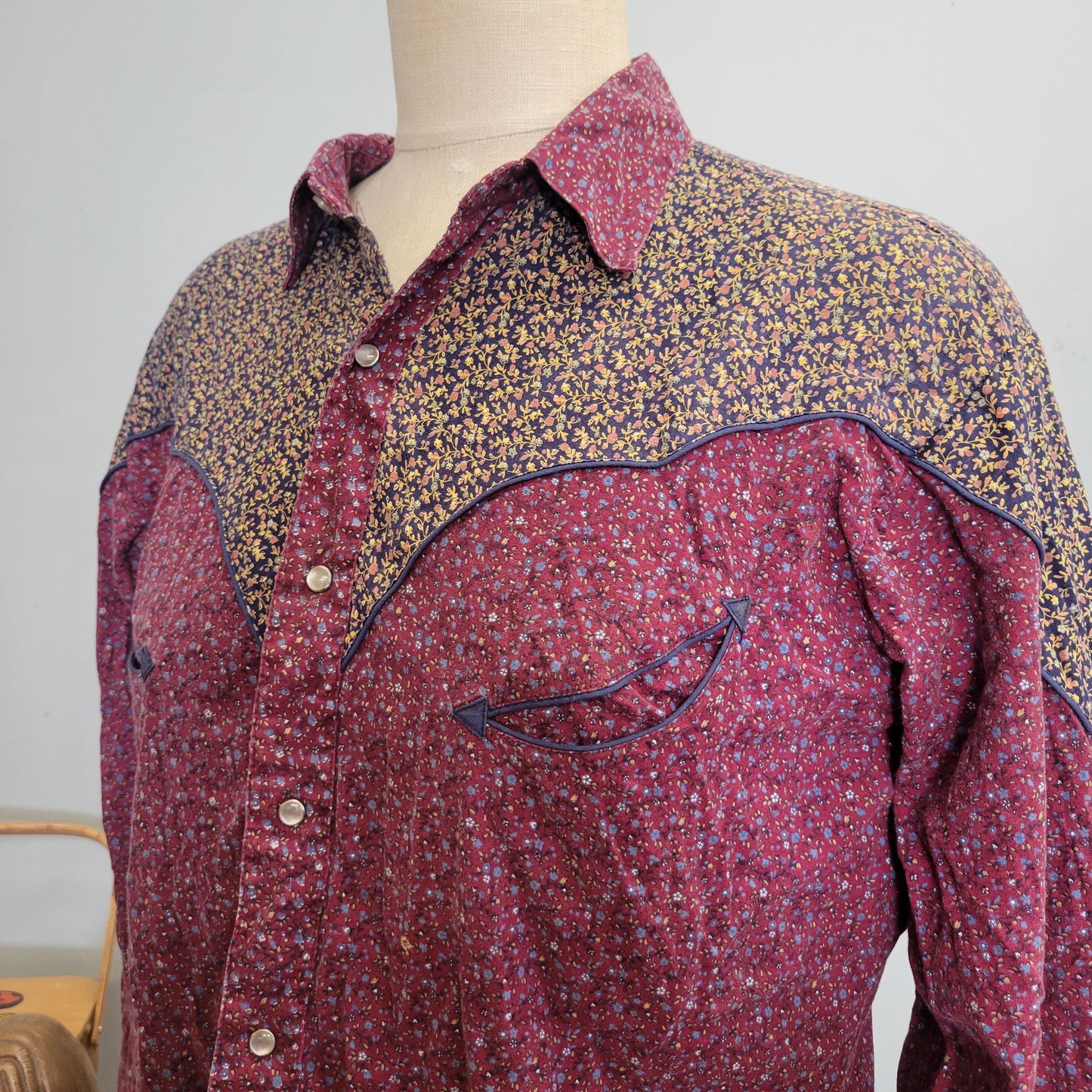 vtg 70s WESTERN BUTTON DOWN // vintage madman large mens rodeo western cowboy hippie retro ranch wear calico floral pattern oxford blouse