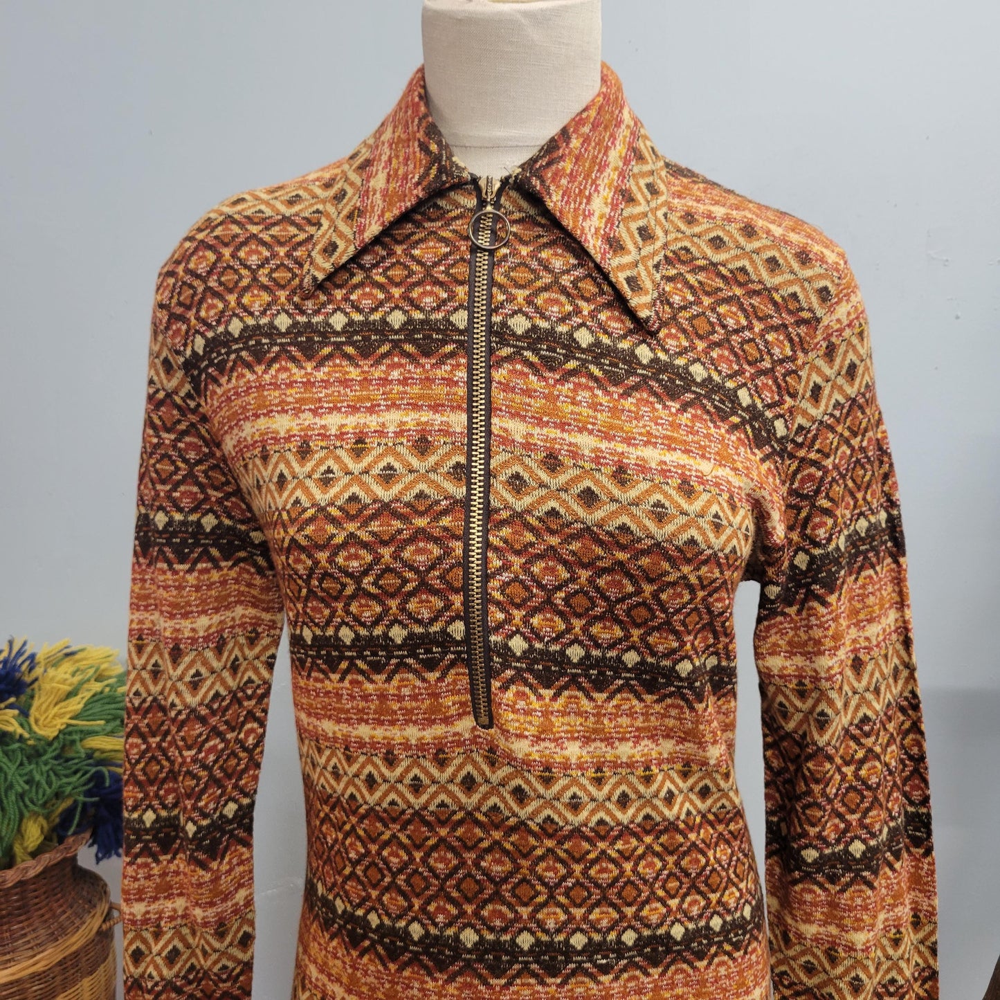 vtg 70s PSYCHEDELIC RETRO SWEATER Top // vintage jantzen medium womens pointy collar zip up neutral earth tones autumn vibes sweater mini