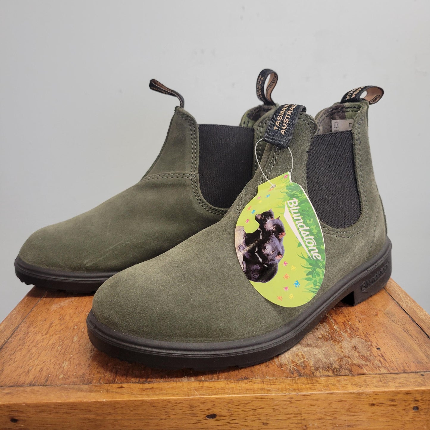 vtg 90s GREEN BLUNDSTONE BOOTS // vintage australia size 1 big kids age 9/10 sage green nib chelsea boot autumn winter stylish ankle boots