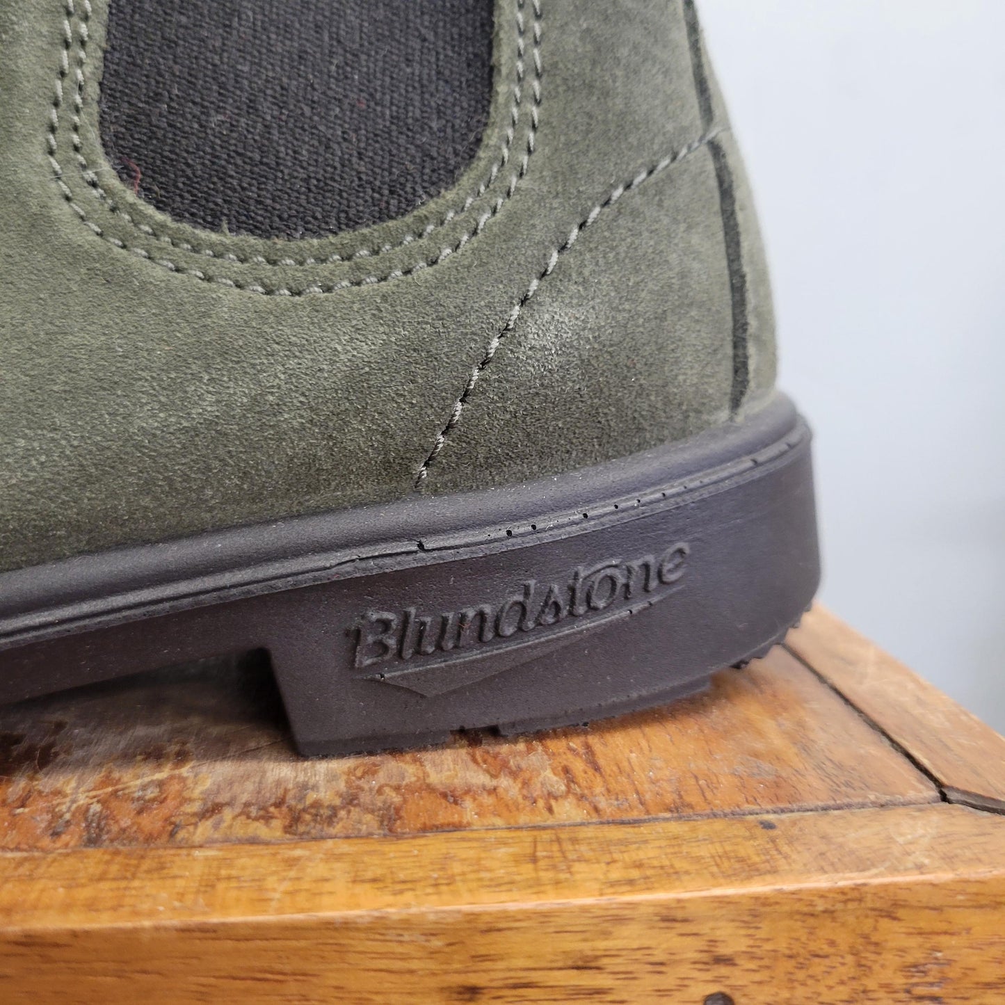 vtg 90s GREEN BLUNDSTONE BOOTS // vintage australia size 1 big kids age 9/10 sage green nib chelsea boot autumn winter stylish ankle boots