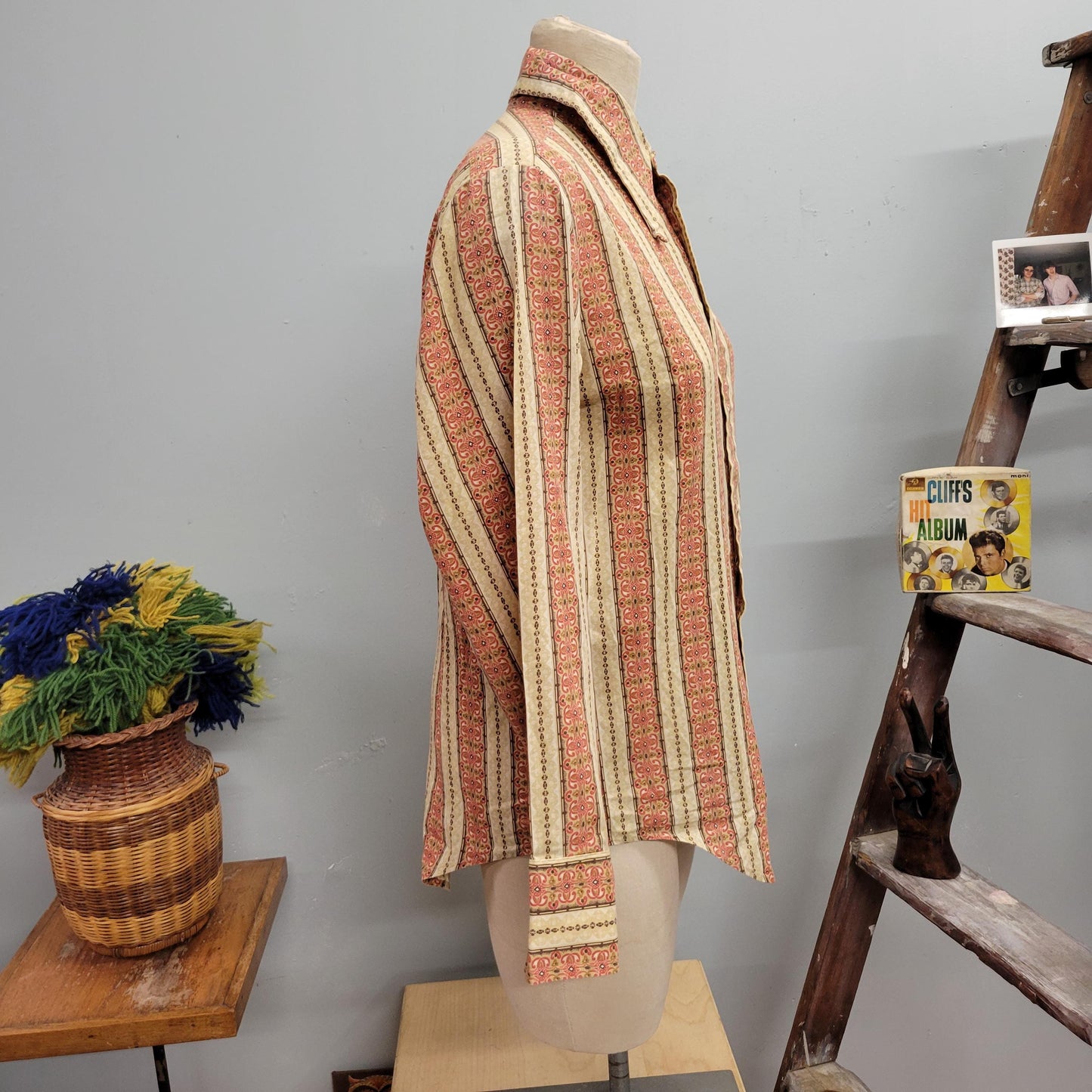 vtg 70s PATTERNED BUTTON DOWN  // vintage manhattan u-30 medium mens psychedelic pointy collar retro hippie western disco dress shirt blouse