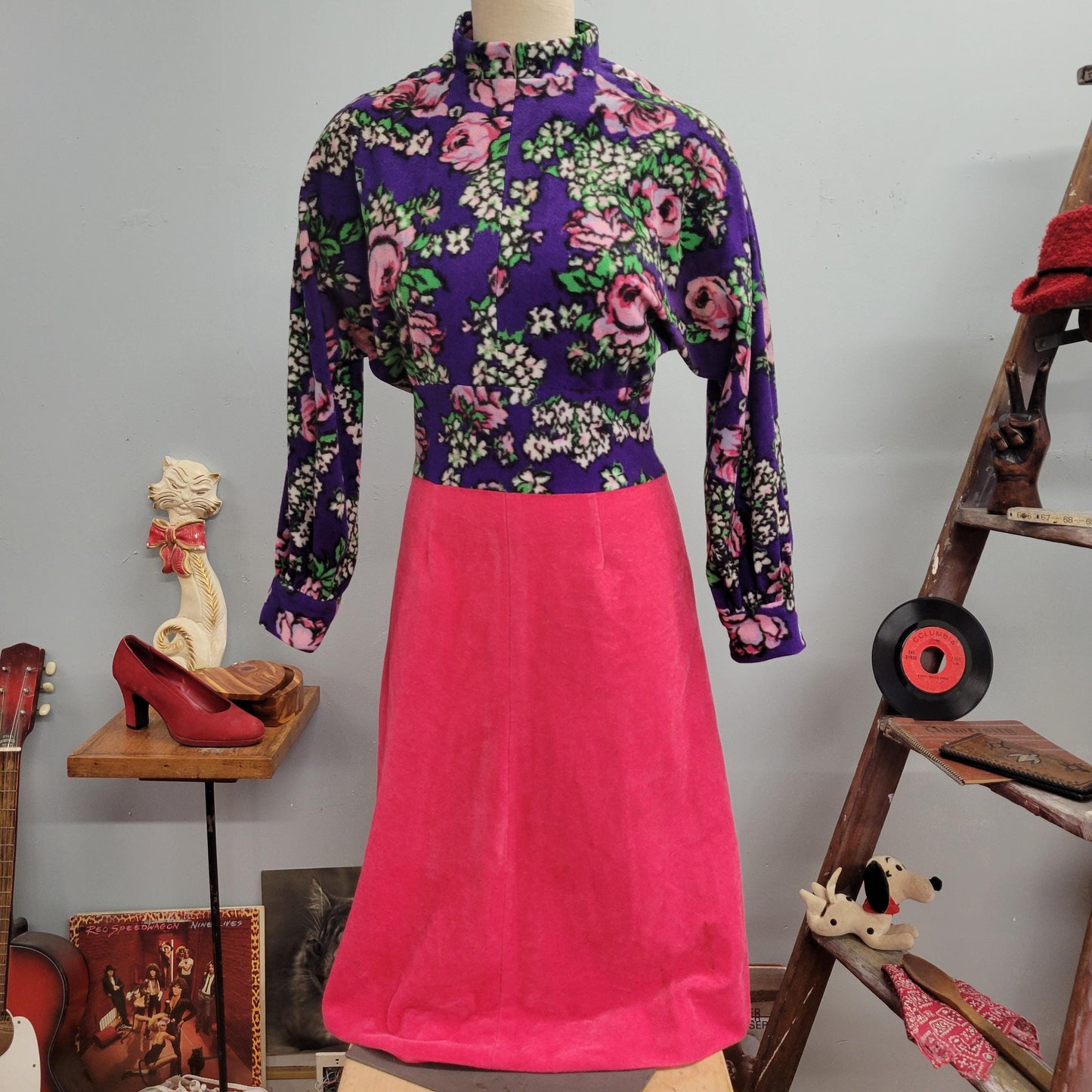 vtg 70s SOFT FLORAL DRESS // vintage bat wing sleeve women’s medium floral pattern fleece autumn tones sweater dress retro hippie mod funky