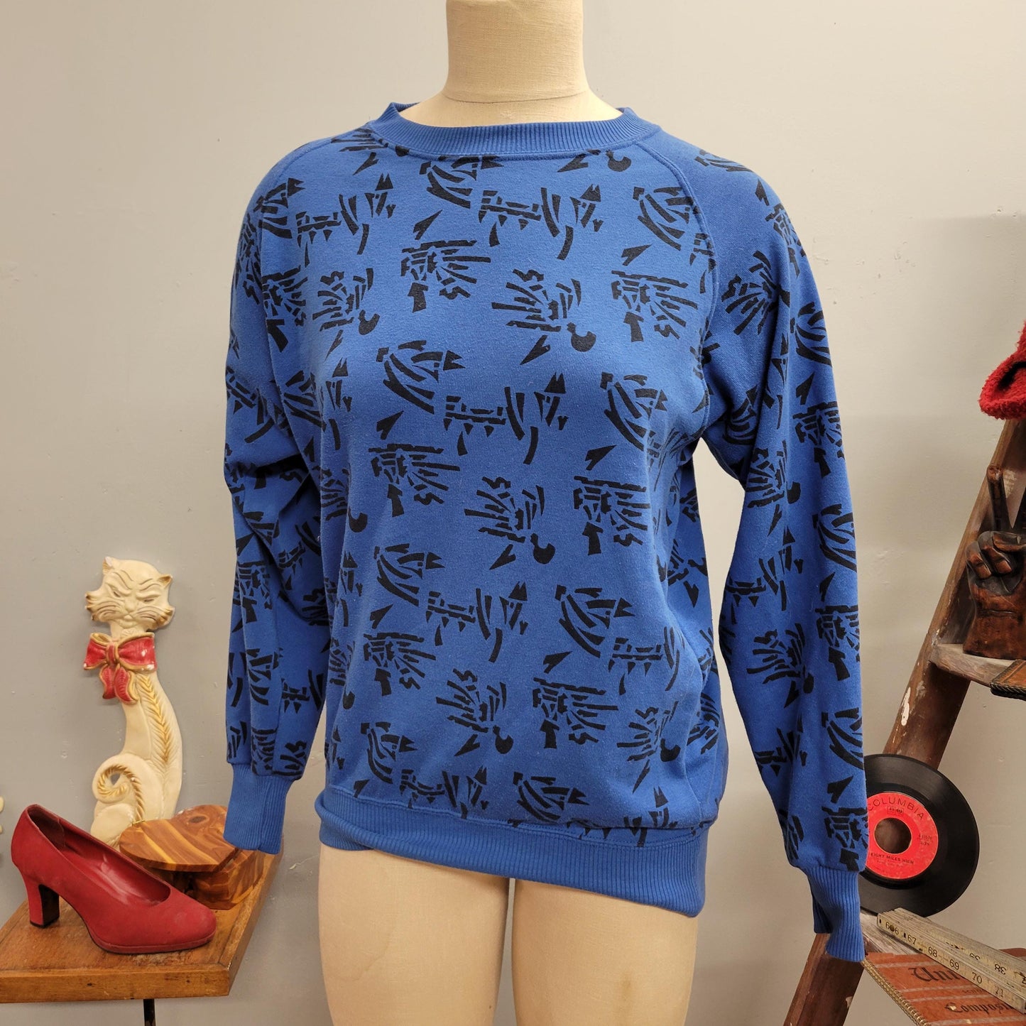vtg 80s BLUE PATTERNED SWEATSHIRT // vintage funky crewneck