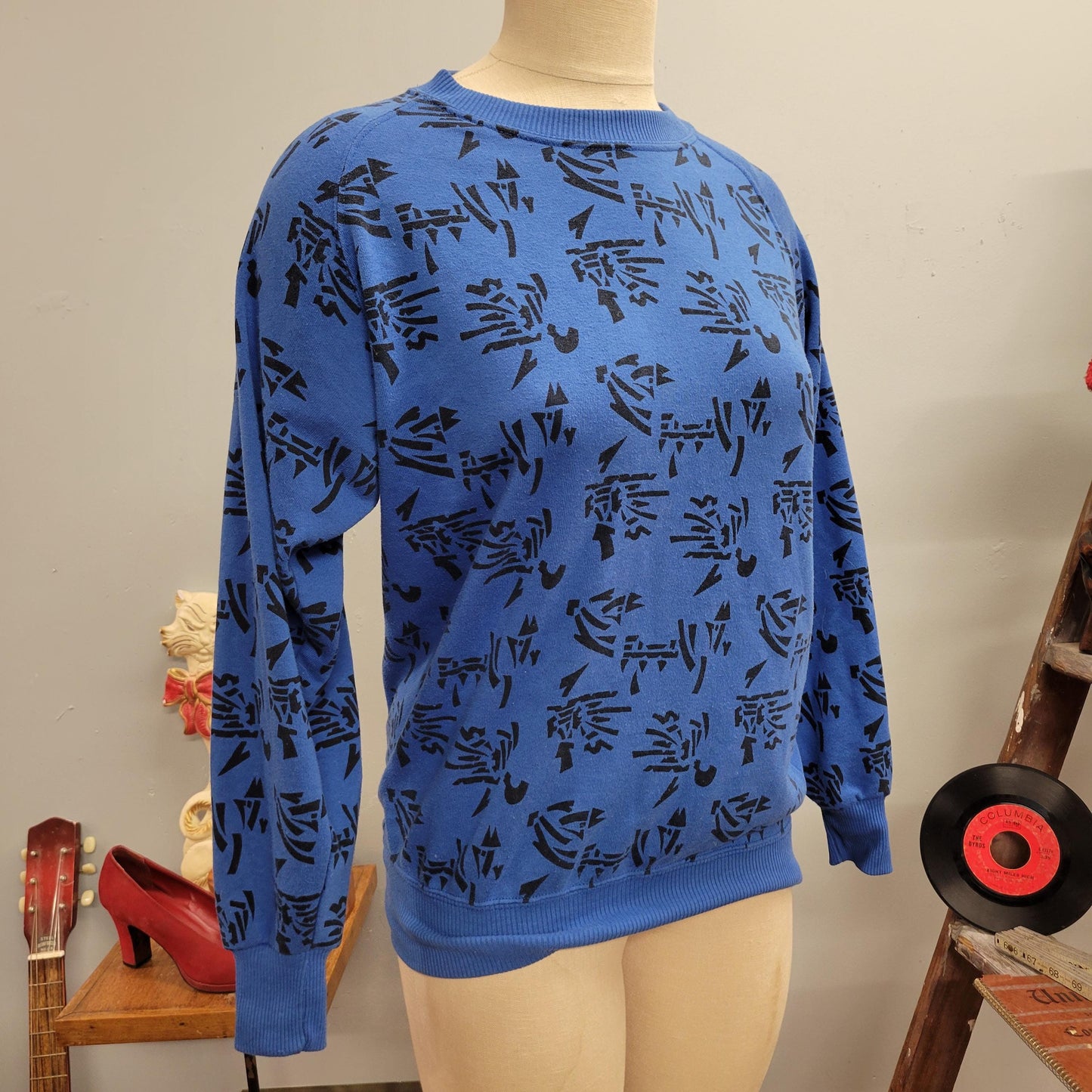 vtg 80s BLUE PATTERNED SWEATSHIRT // vintage funky crewneck