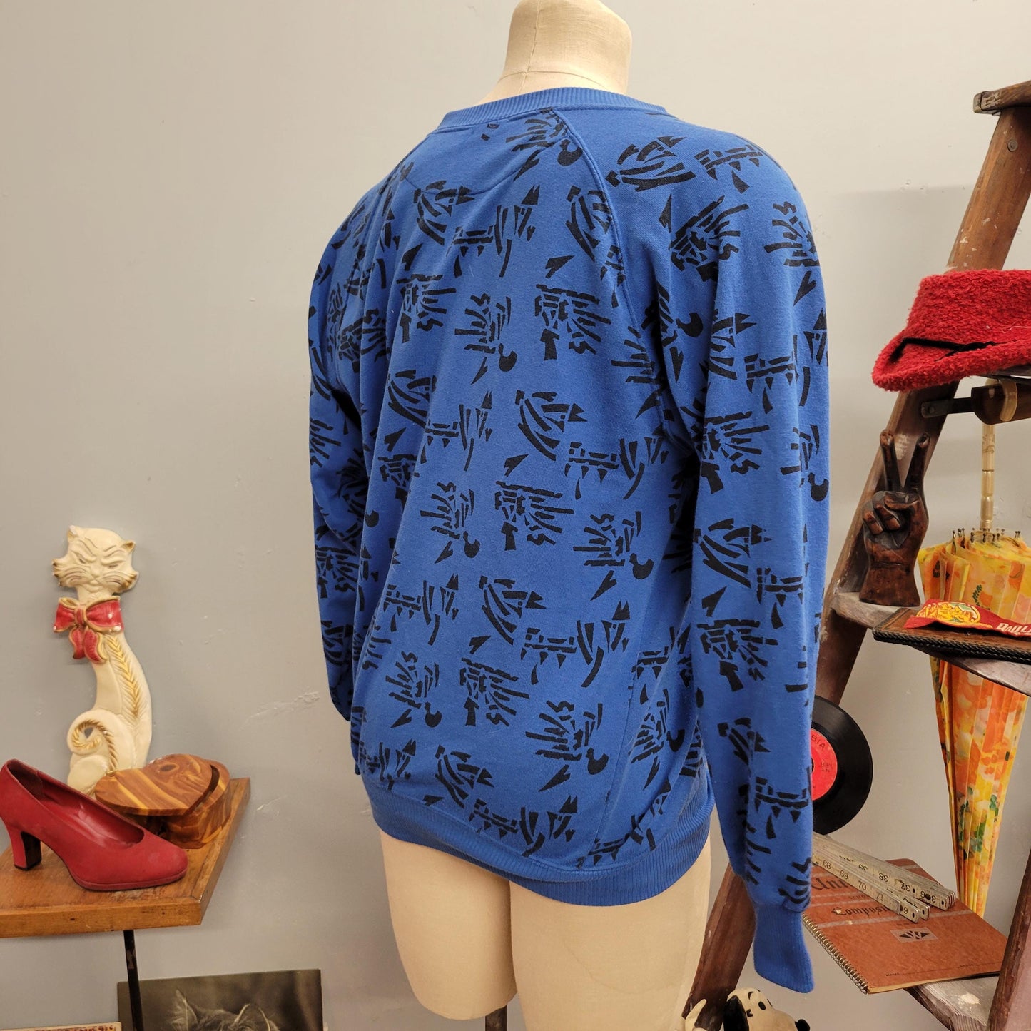 vtg 80s BLUE PATTERNED SWEATSHIRT // vintage funky crewneck