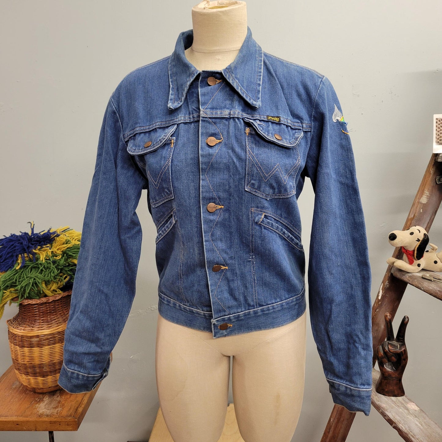 vtg 70s WRANGLER DENIM JACKET // vintage wrangler 40 126PW patches soft worn no fault denim snap pockets mens hippie western jean jacket