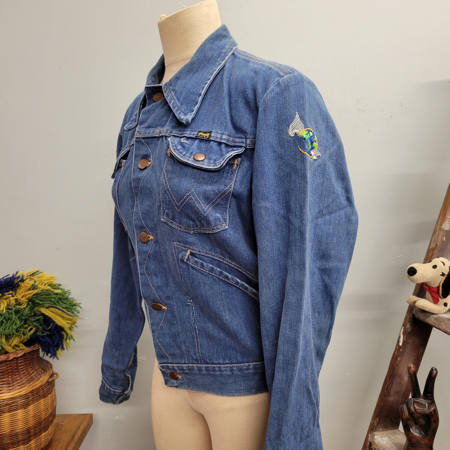 vtg 70s WRANGLER DENIM JACKET // vintage wrangler 40 126PW patches soft worn no fault denim snap pockets mens hippie western jean jacket