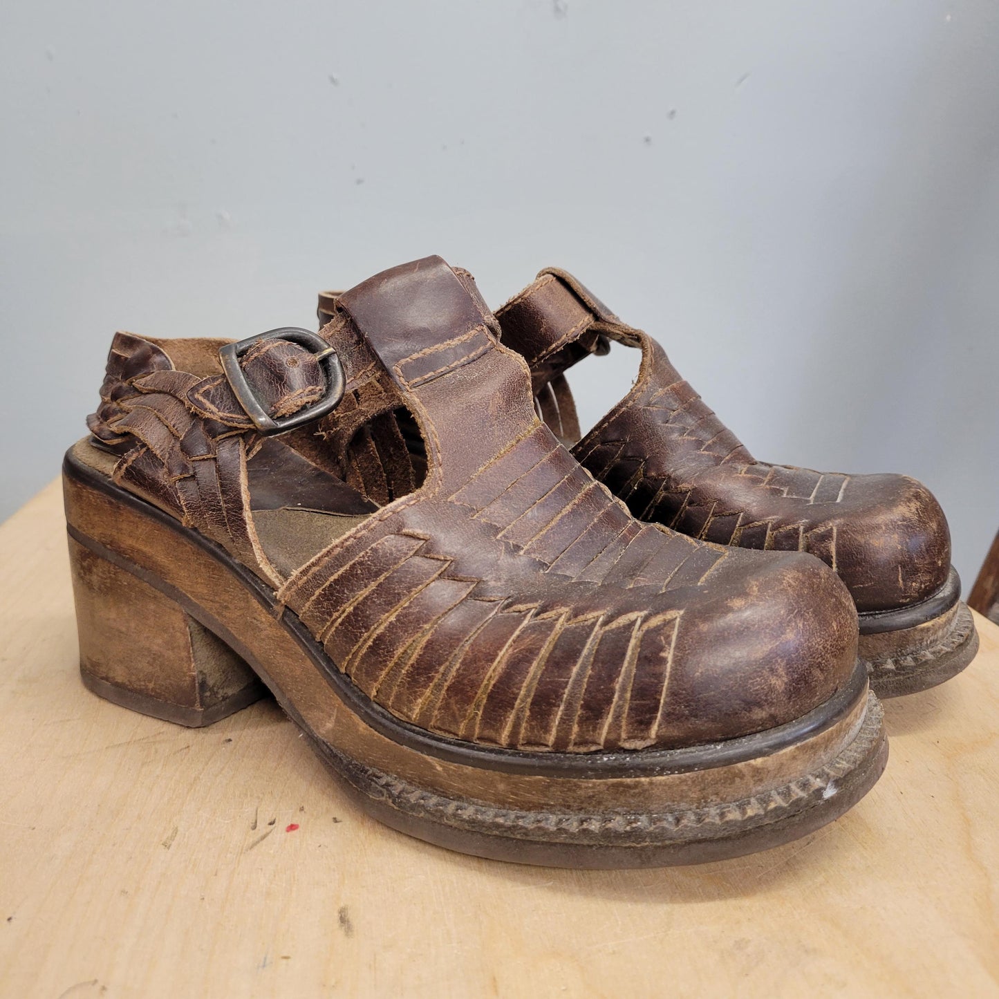 vtg 90s STRAPPY LEATHER HEELS // vintage mia shoes size 7 womens chunky t strap mary janes wooden heel distressed brown leather hippie y2k