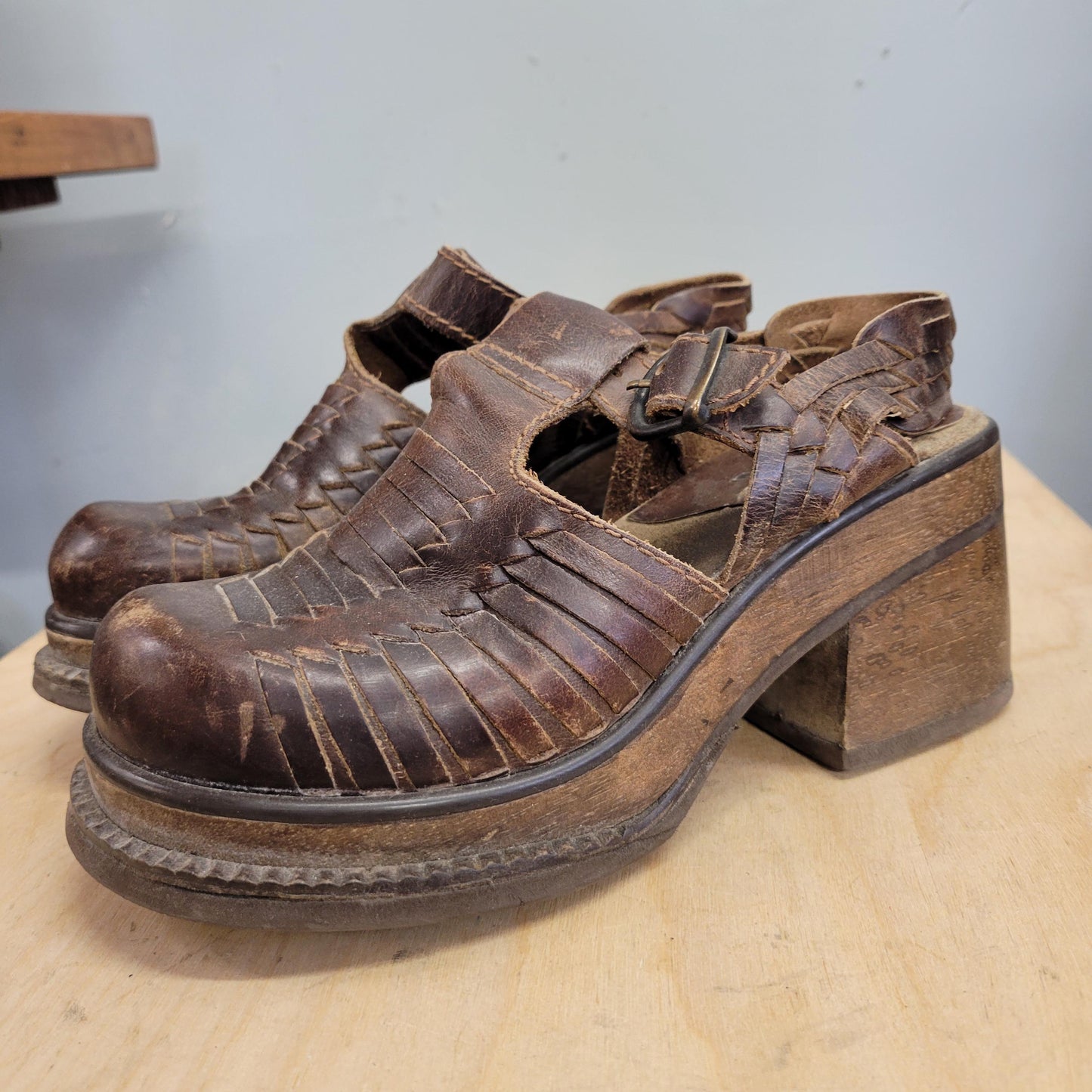 vtg 90s STRAPPY LEATHER HEELS // vintage mia shoes size 7 womens chunky t strap mary janes wooden heel distressed brown leather hippie y2k