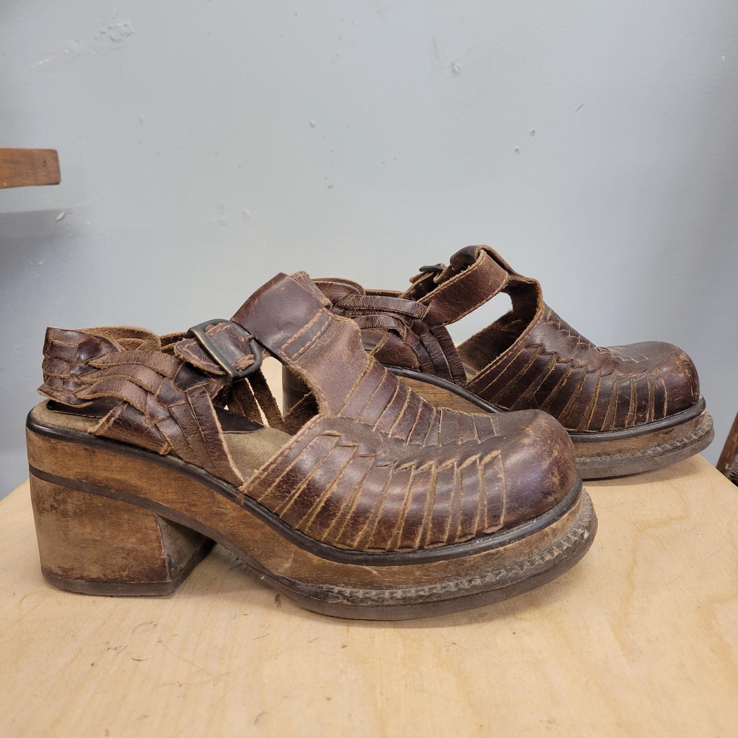 vtg 90s STRAPPY LEATHER HEELS // vintage mia shoes size 7 womens chunky t strap mary janes wooden heel distressed brown leather hippie y2k