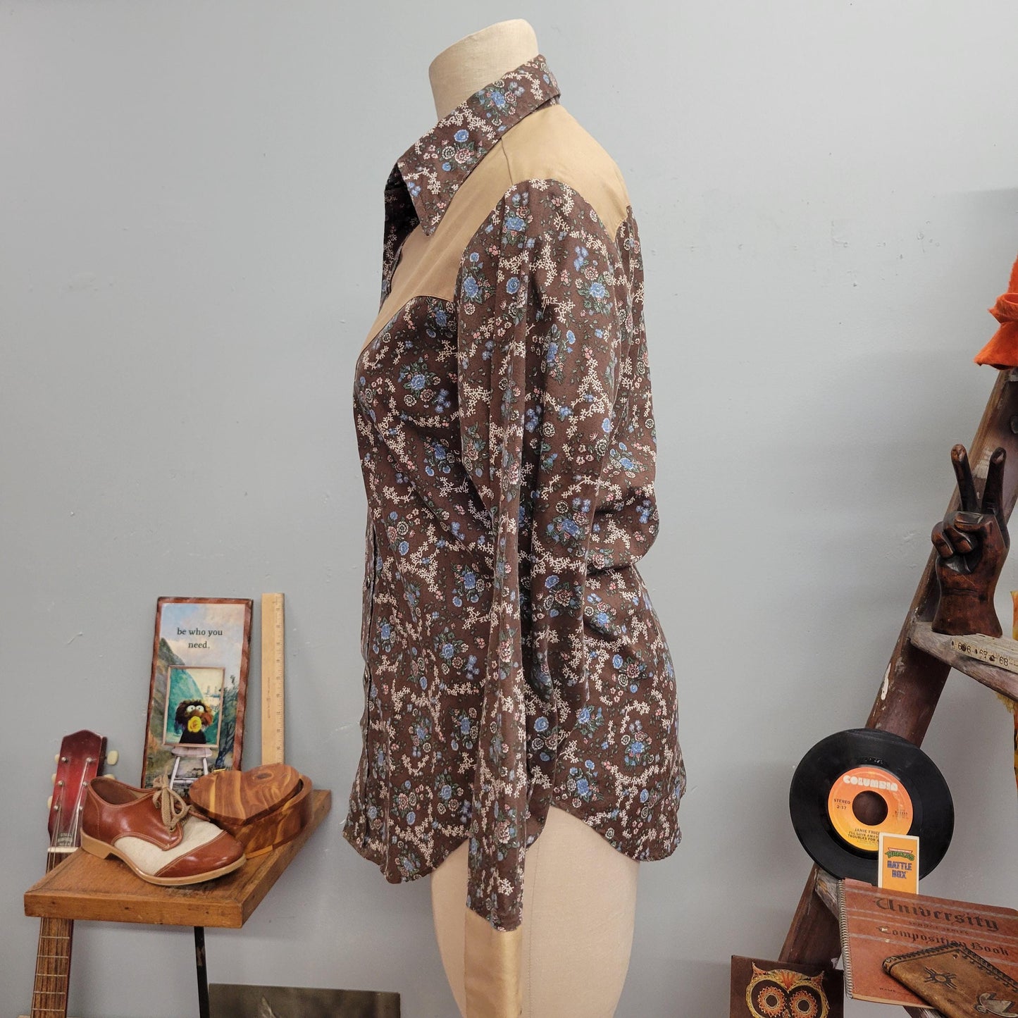 vtg 70s WESTERN PEARL SNAP Shirt // vintage floral sears western wear mens small calico floral beige western rodeo button down hippie style