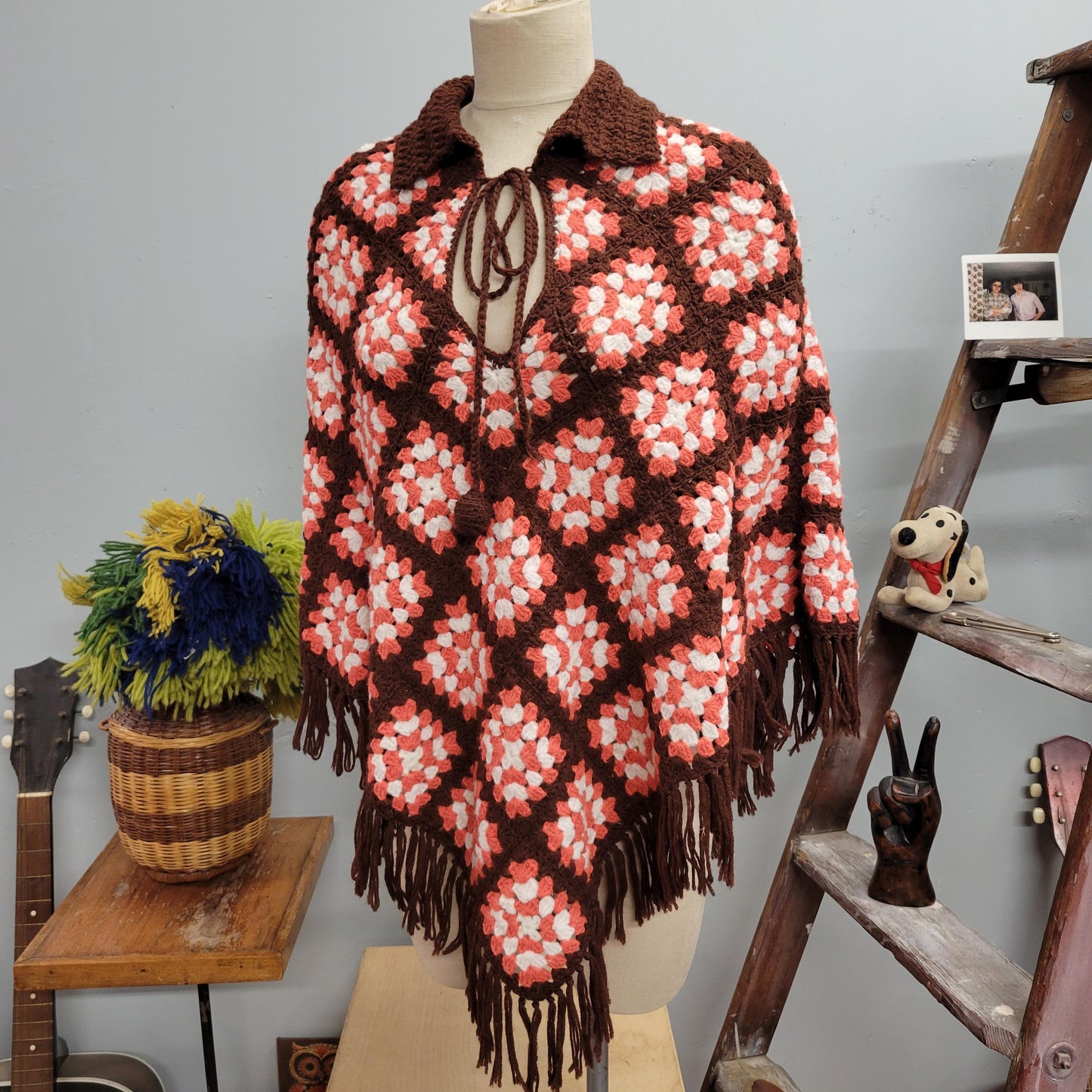 vtg 70s KNIT FRINGE PONCHO / vintage granny squares crochet fall fashion one size blanket jacket afghan shaggy hippie mod retro autumn style