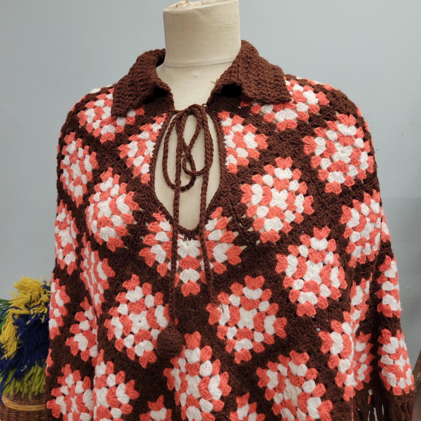 vtg 70s KNIT FRINGE PONCHO / vintage granny squares crochet fall fashion one size blanket jacket afghan shaggy hippie mod retro autumn style