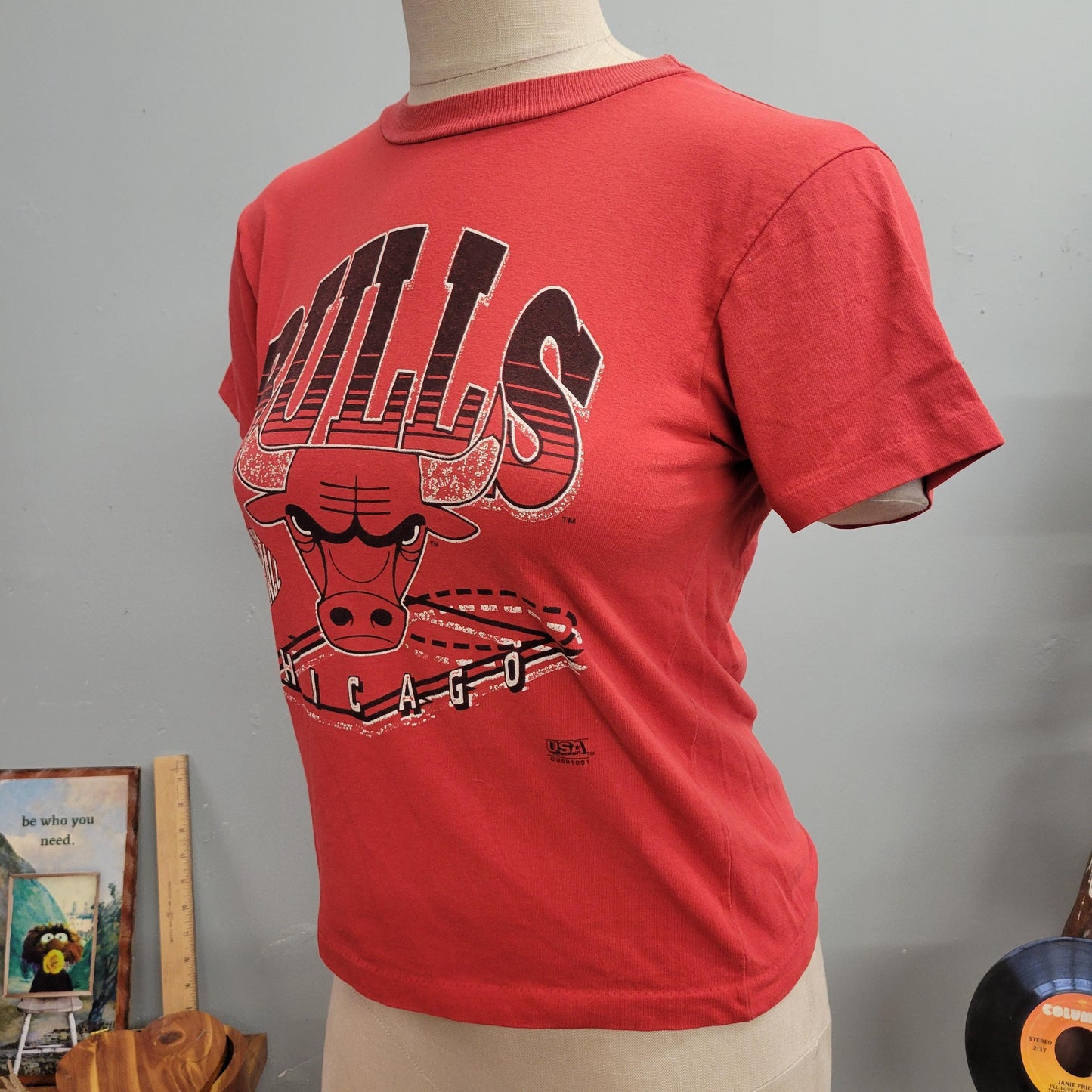 vtg 90s BULLS BASKETBALL TSHIRT/ vintage chicago bulls usa lineup youth large Michael Jordan sports paper thin baby tee crop top fitted top